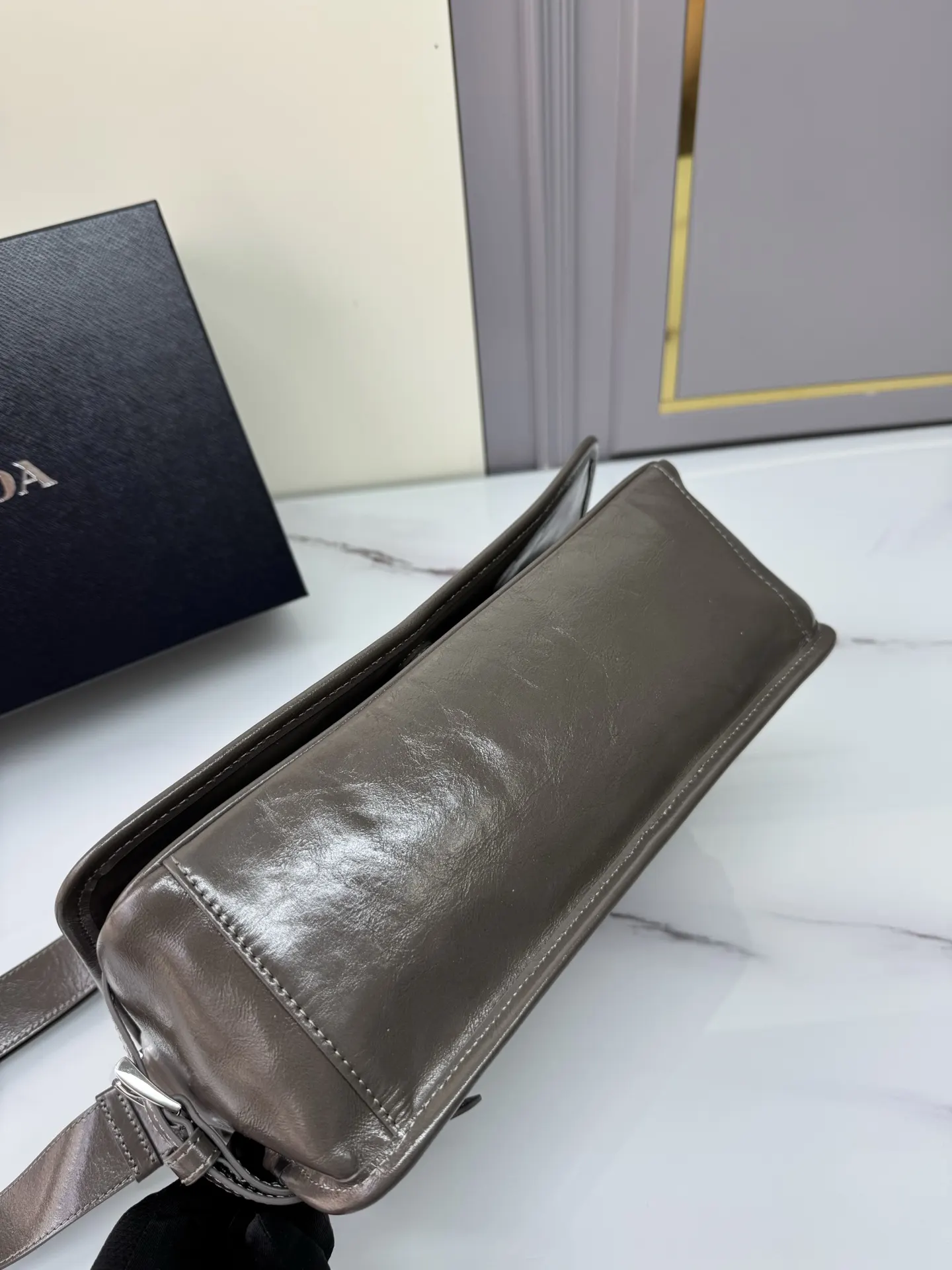 PRADA 皮革 三角标 邮差包 通勤百搭款