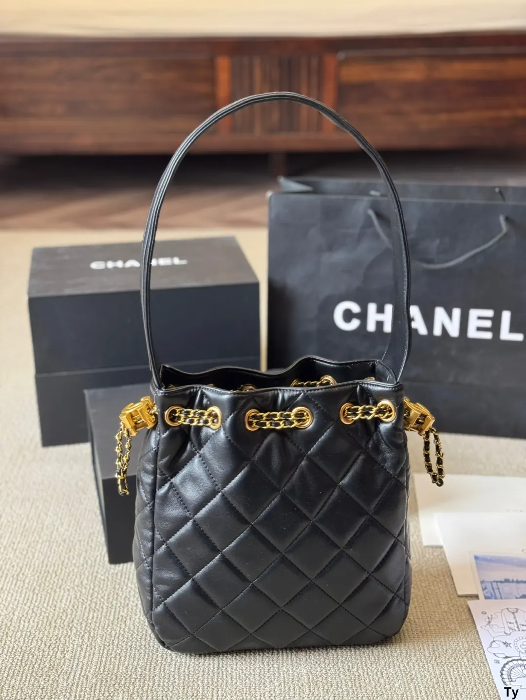 随便怎么背都好看 水桶嬉皮包 嬉皮真的很適合 水桶包 休閒水桶款