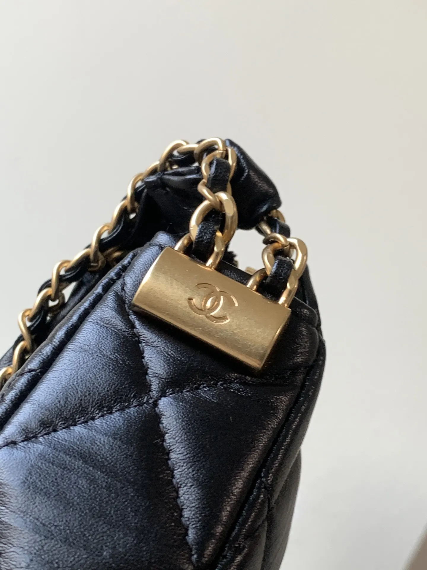 Chanel 黑色油蜡皮Hobo腋下包 链条装饰