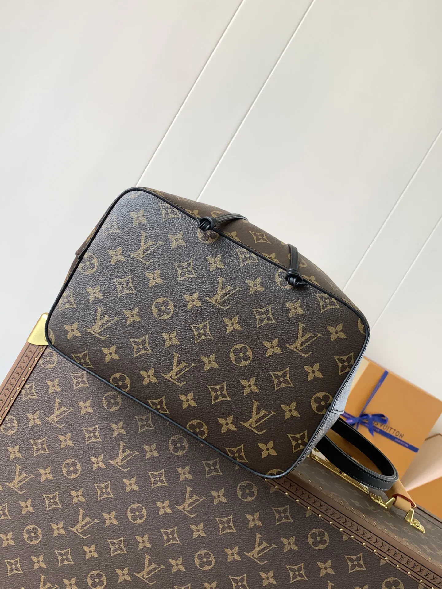 LV 牛皮 Mo涂层帆布一光滑牛皮饰边一超细纤维内 水桶包 休閒水桶款
