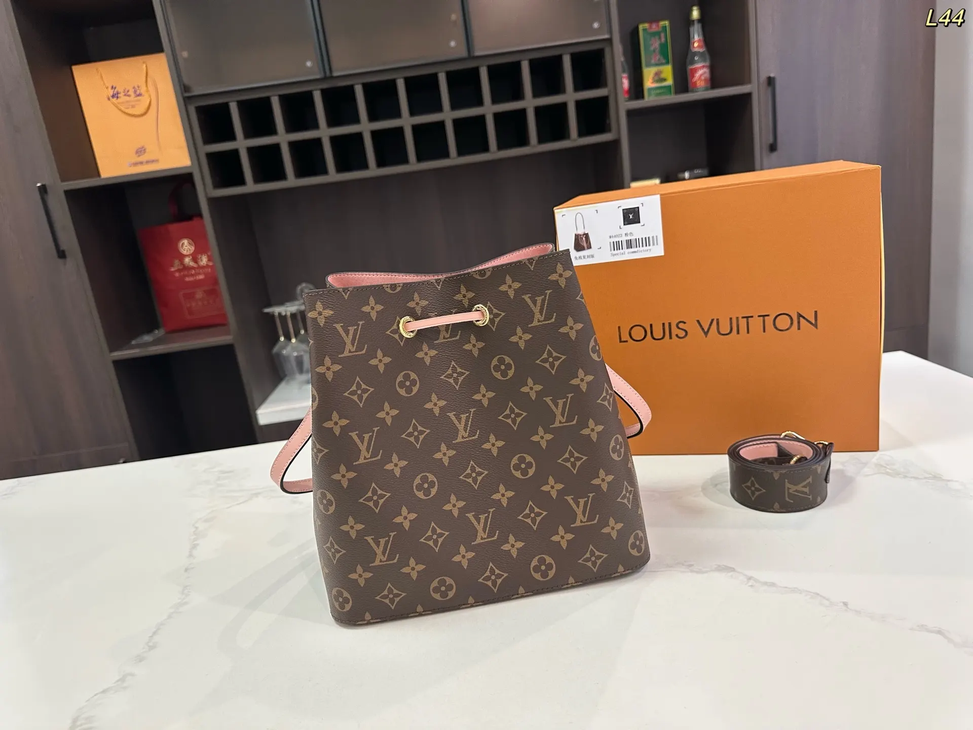 LV 小牛皮 钢五金 水桶包 休闲水桶款