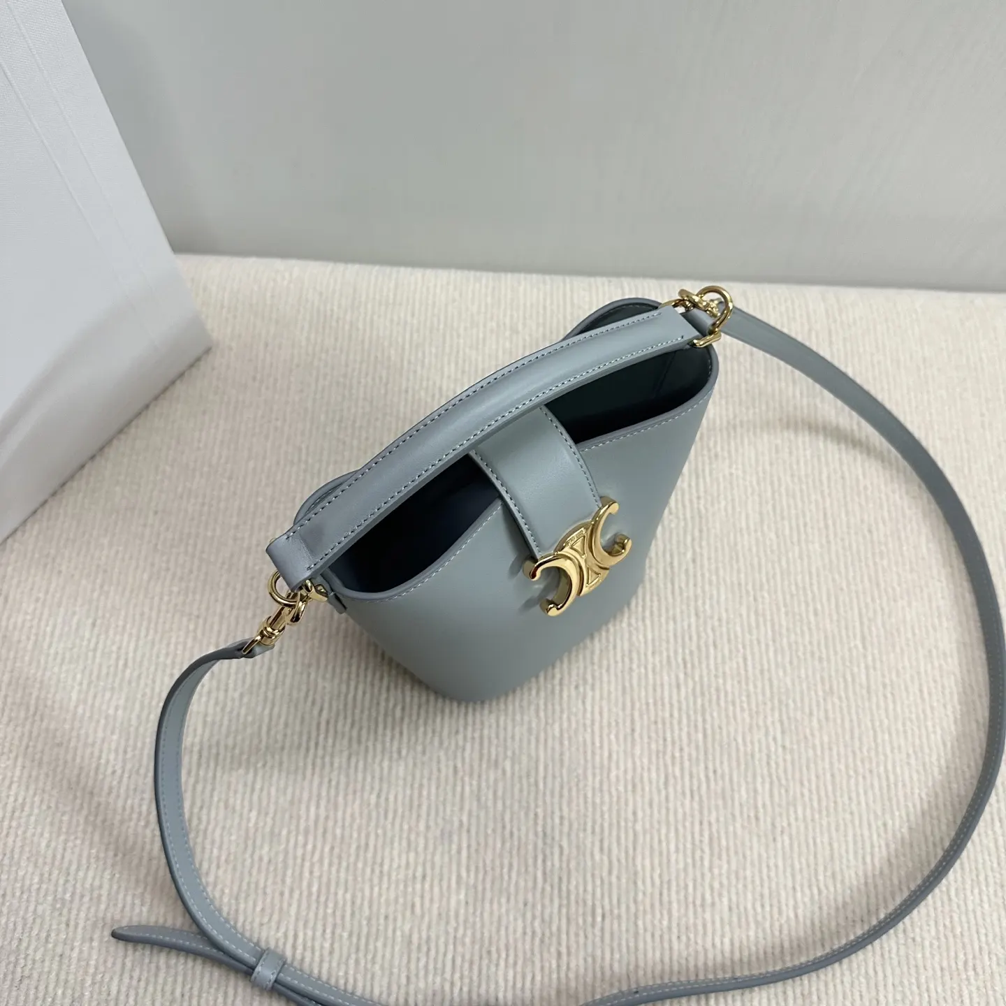 Triomphe 蓝色 金色 小牛皮 水桶包 休闲水桶款