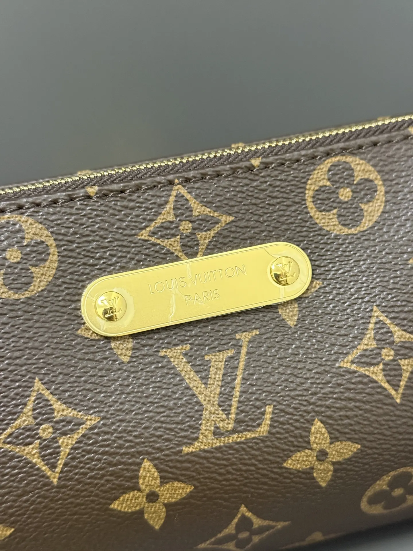 LV 帆布 铭纹标识牌和可拆卸鏈條相得益彰 恰宜构型便于收納短款 鏈條包 精致鏈條款