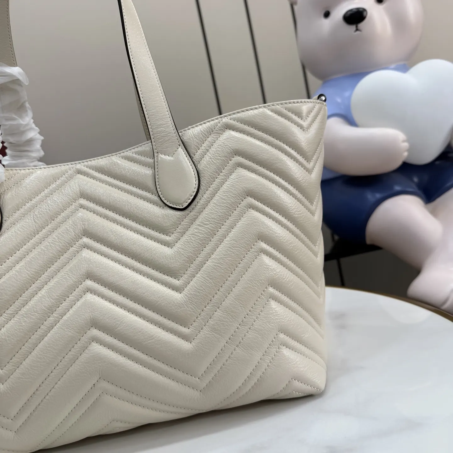 白色 牛皮 品牌标志性系列以柔软牛皮革匠心打造魅力手袋单品 搭 托特包 大容量托特款