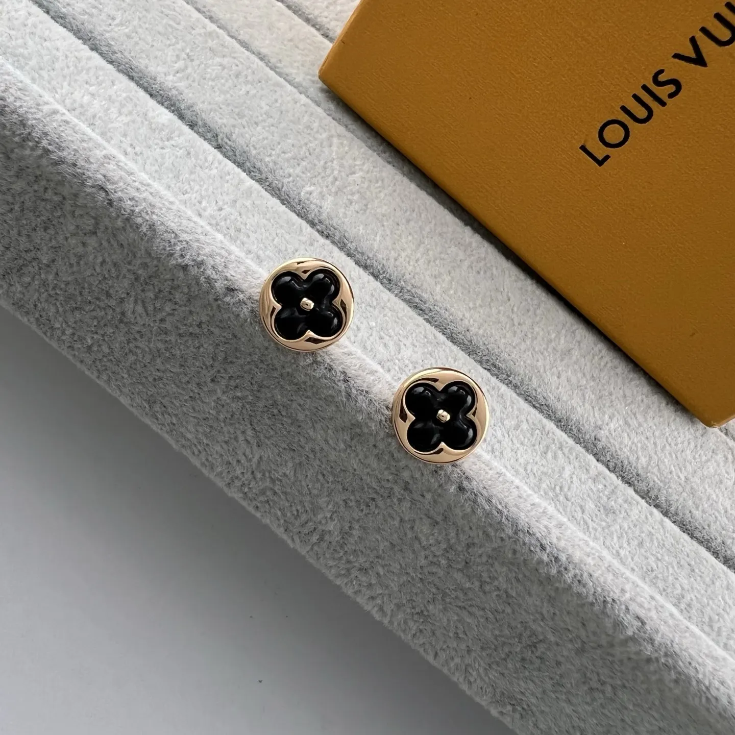 Louis Vuitton Fashion Item