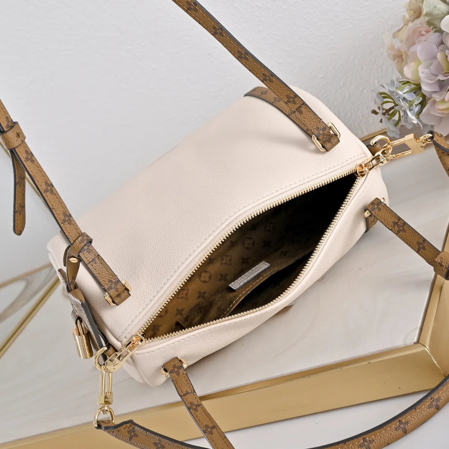 LV black and white color scheme handbag Image 9 LV black and white color scheme handbag Image 9
