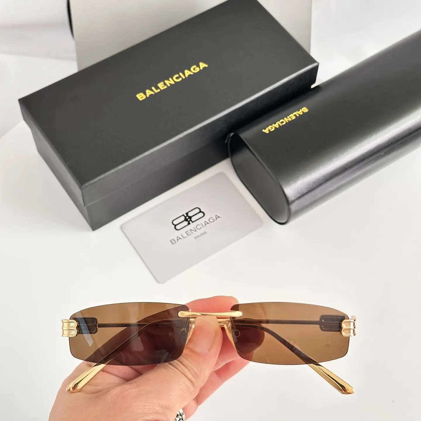Balenciaga BB0488S 太阳镜 精致搭配