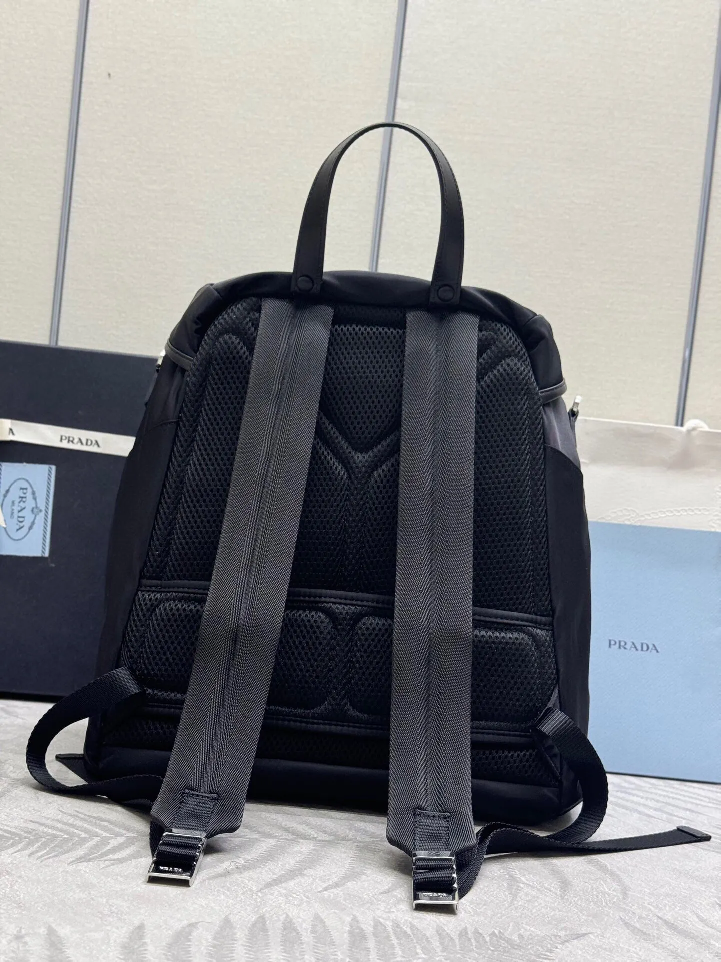 Prada 尼龙 牛皮 双肩背包 轻便实用
