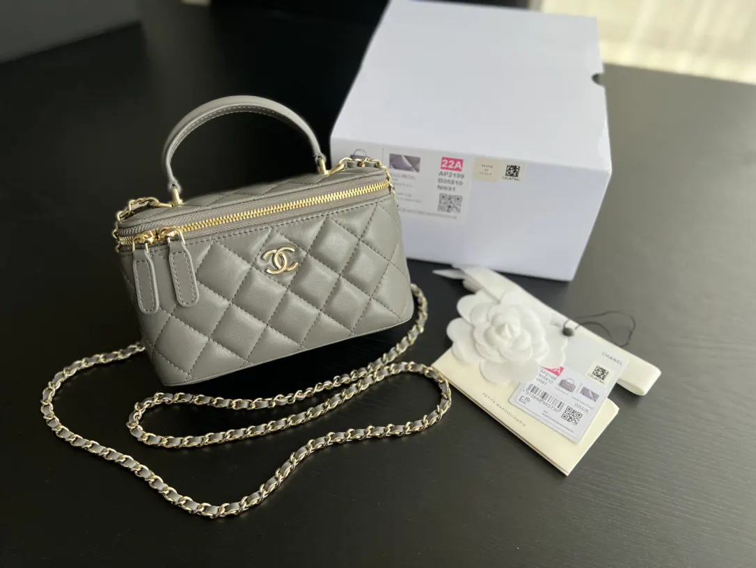 CHANEL 22 Bag 米色羊皮链条包 金扣款