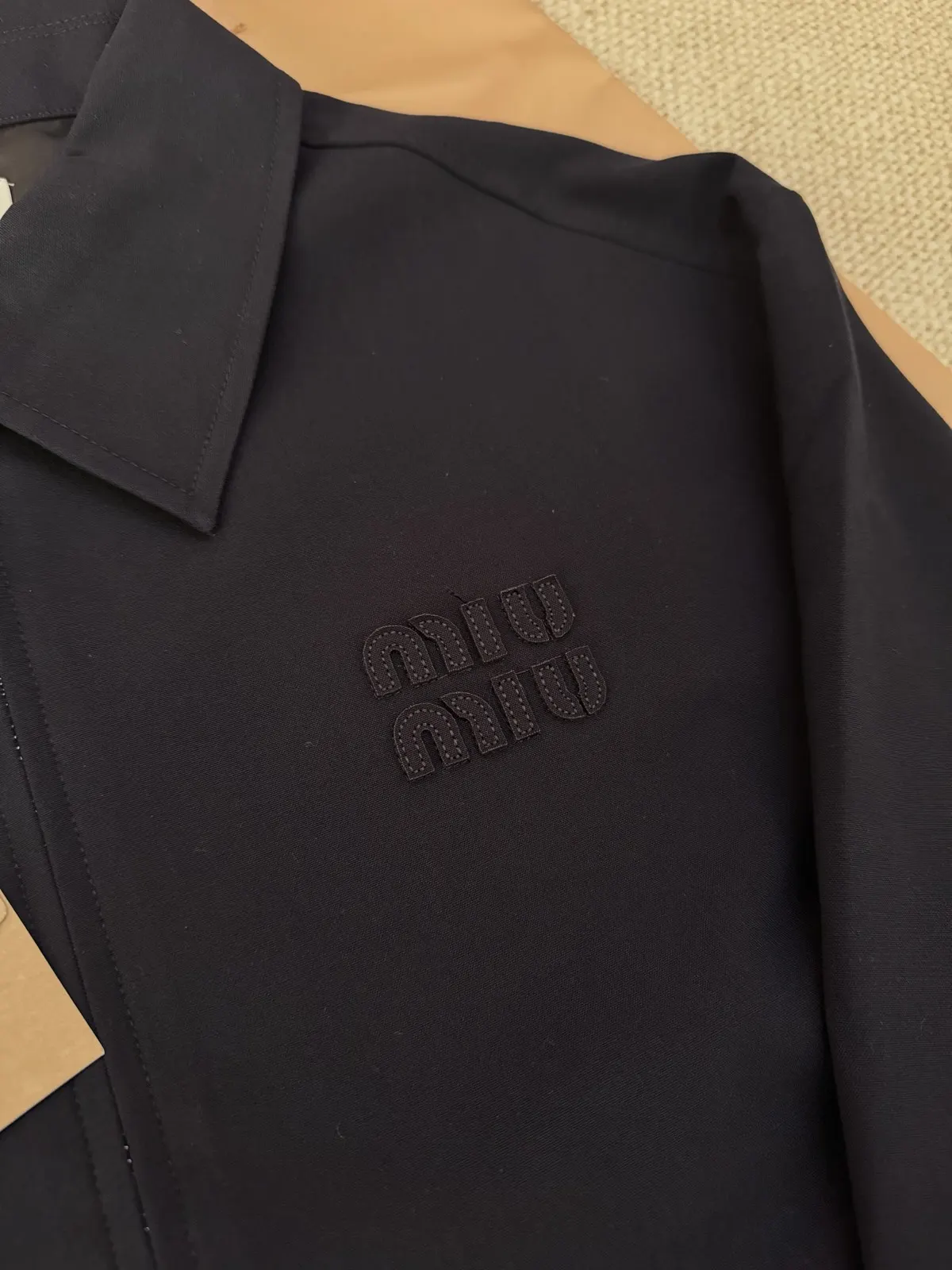 Miu Miu 藍色 刺繡 外套 通勤休閒款(數字8) Miu Miu 藍色 刺繡 外套 通勤休閒款(數字8)