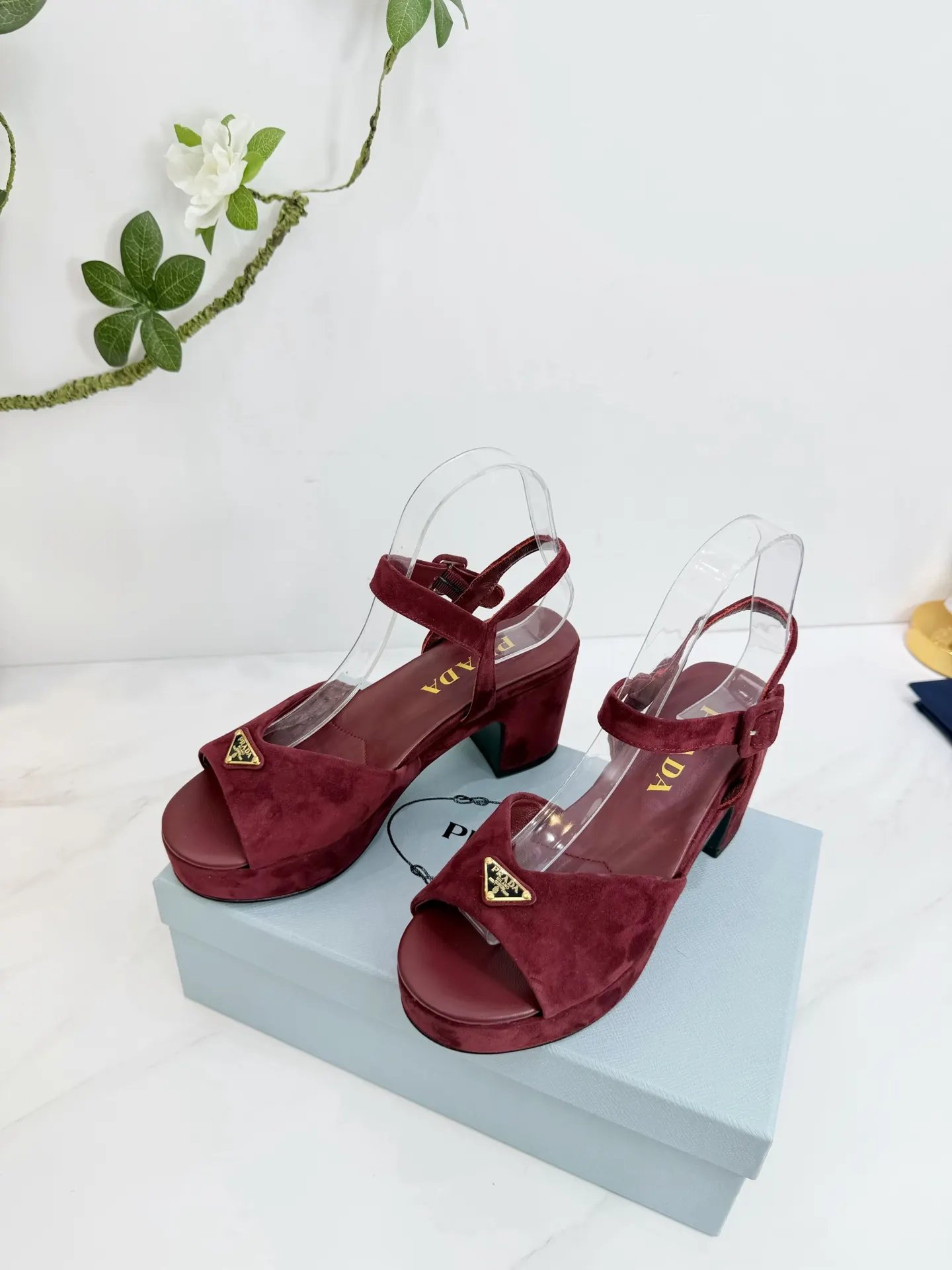 PRADA 羊皮 休闲鞋 舒适百搭款