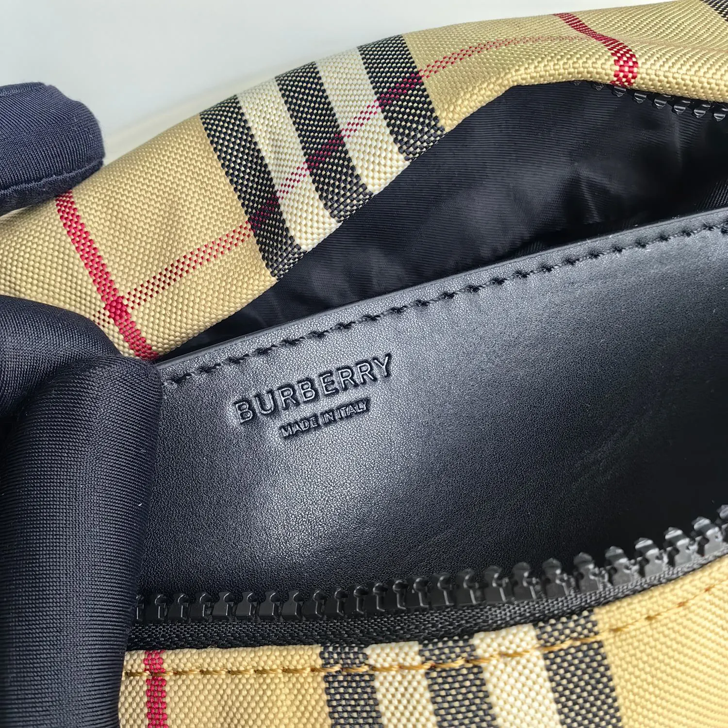 Burberry 設計借鉴九十 代街头风格 焕新装饰 格纹 融入 腰包 休閒腰包款(數字9) Burberry 設計借鉴九十 代街头风格 焕新装饰 格纹 融入 腰包 休閒腰包款(數字9)