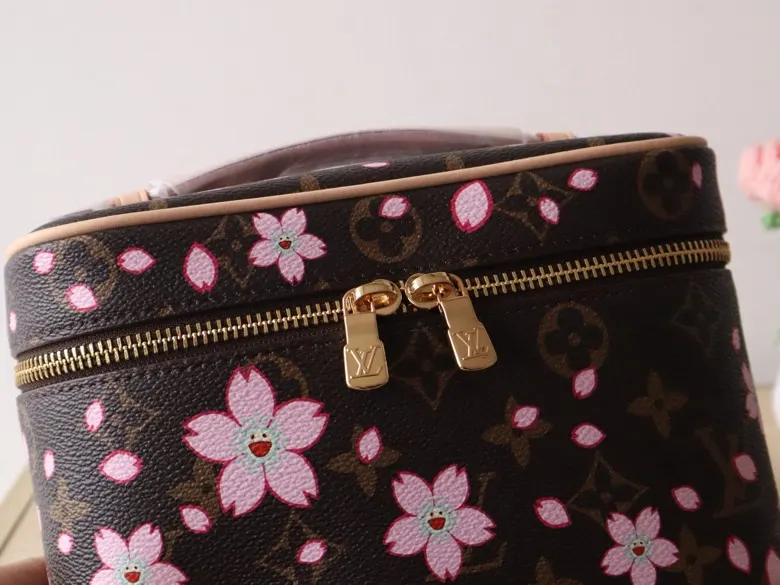 LV 牛皮 化妆包 便携收纳款