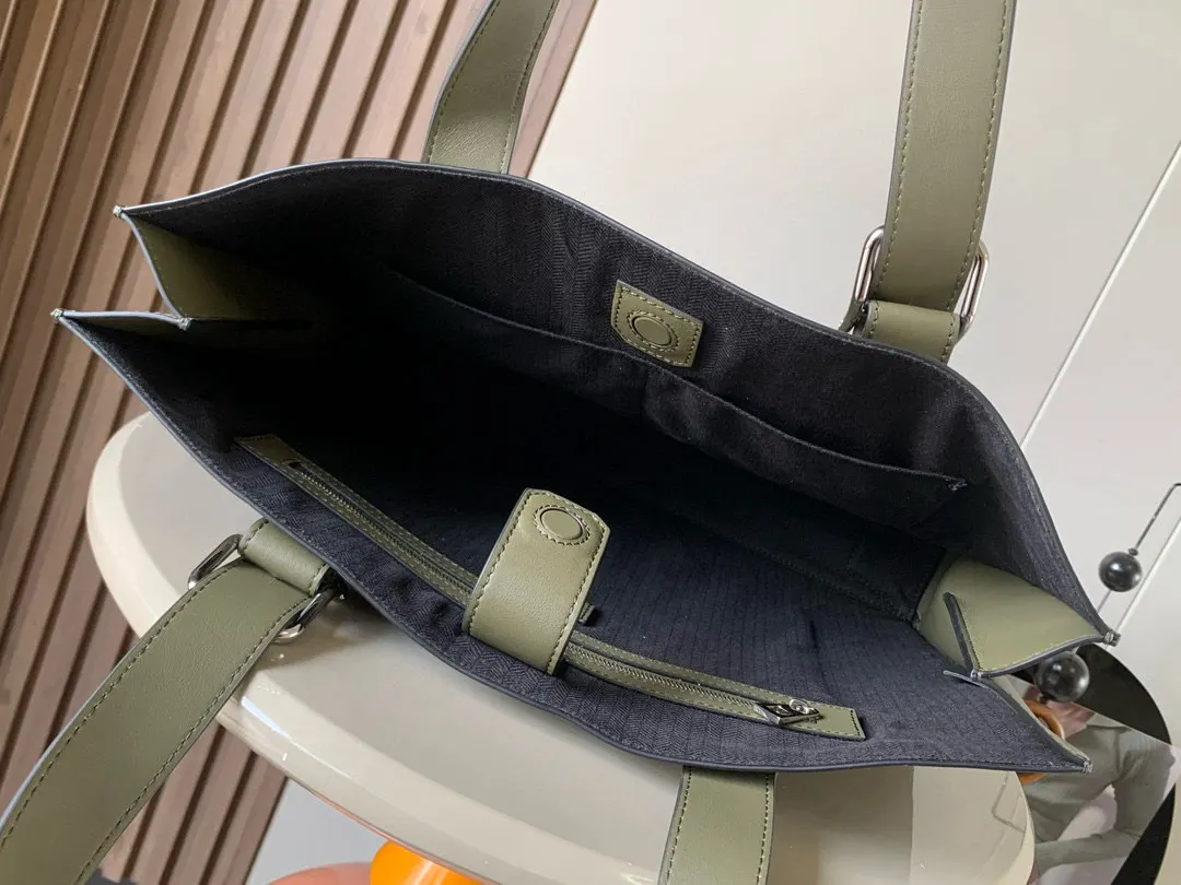 绿色 牛皮 LOE WE经典牛皮革Buckle Horizont 托特包 大容量托特款