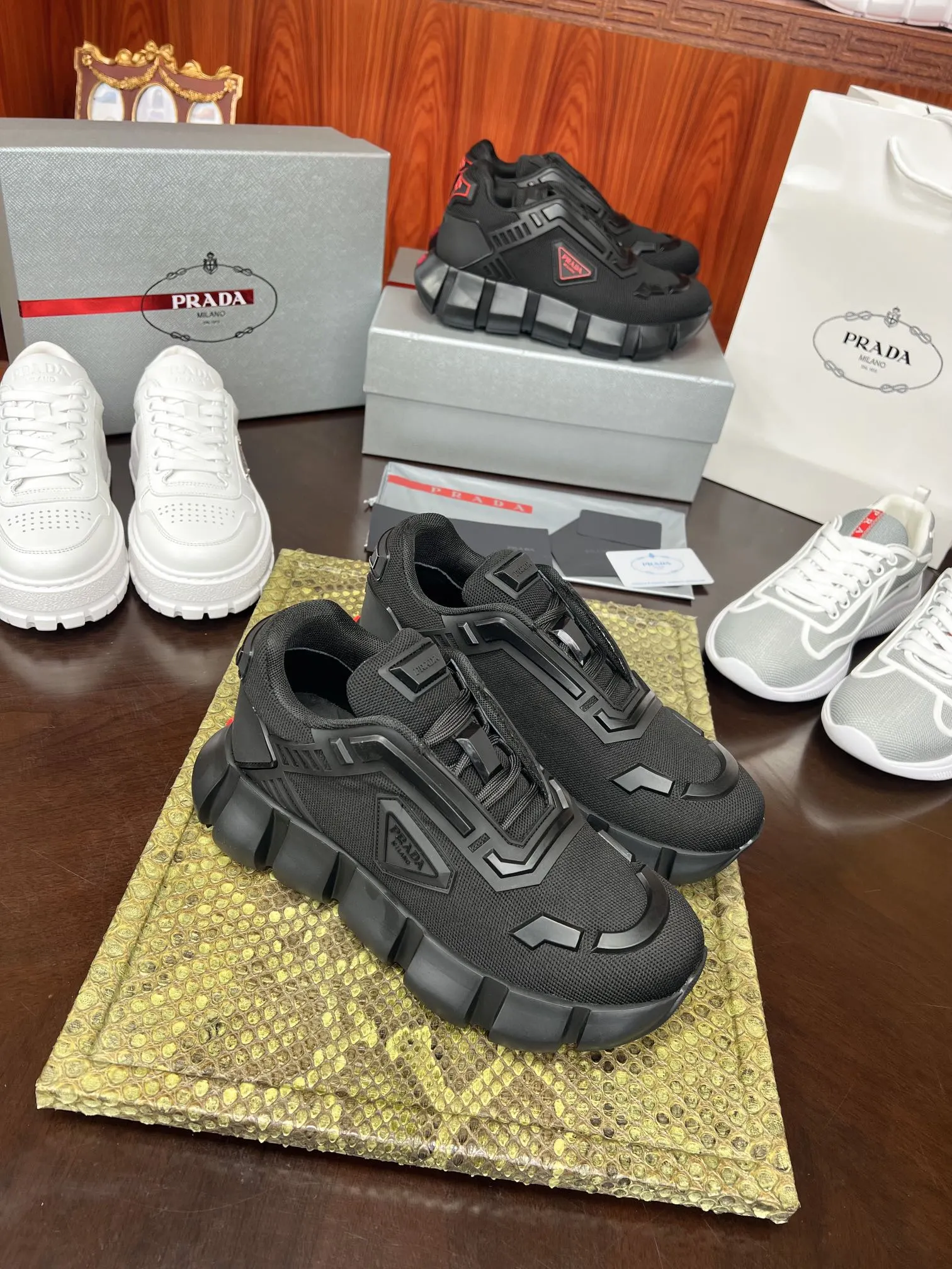 Prada 牛皮 休闲鞋 舒适