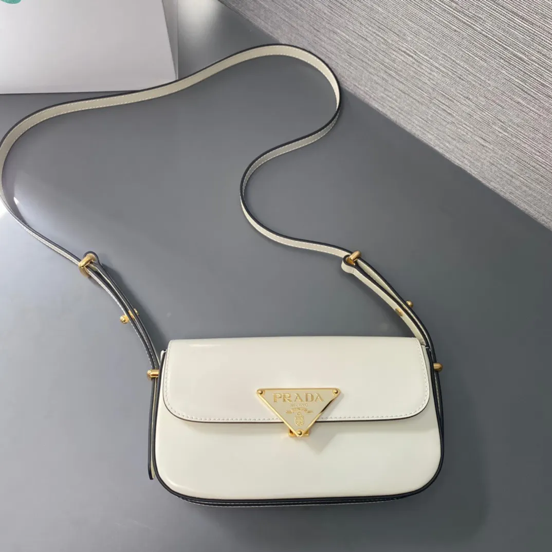 Prada 牛皮 三角标 斜挎包