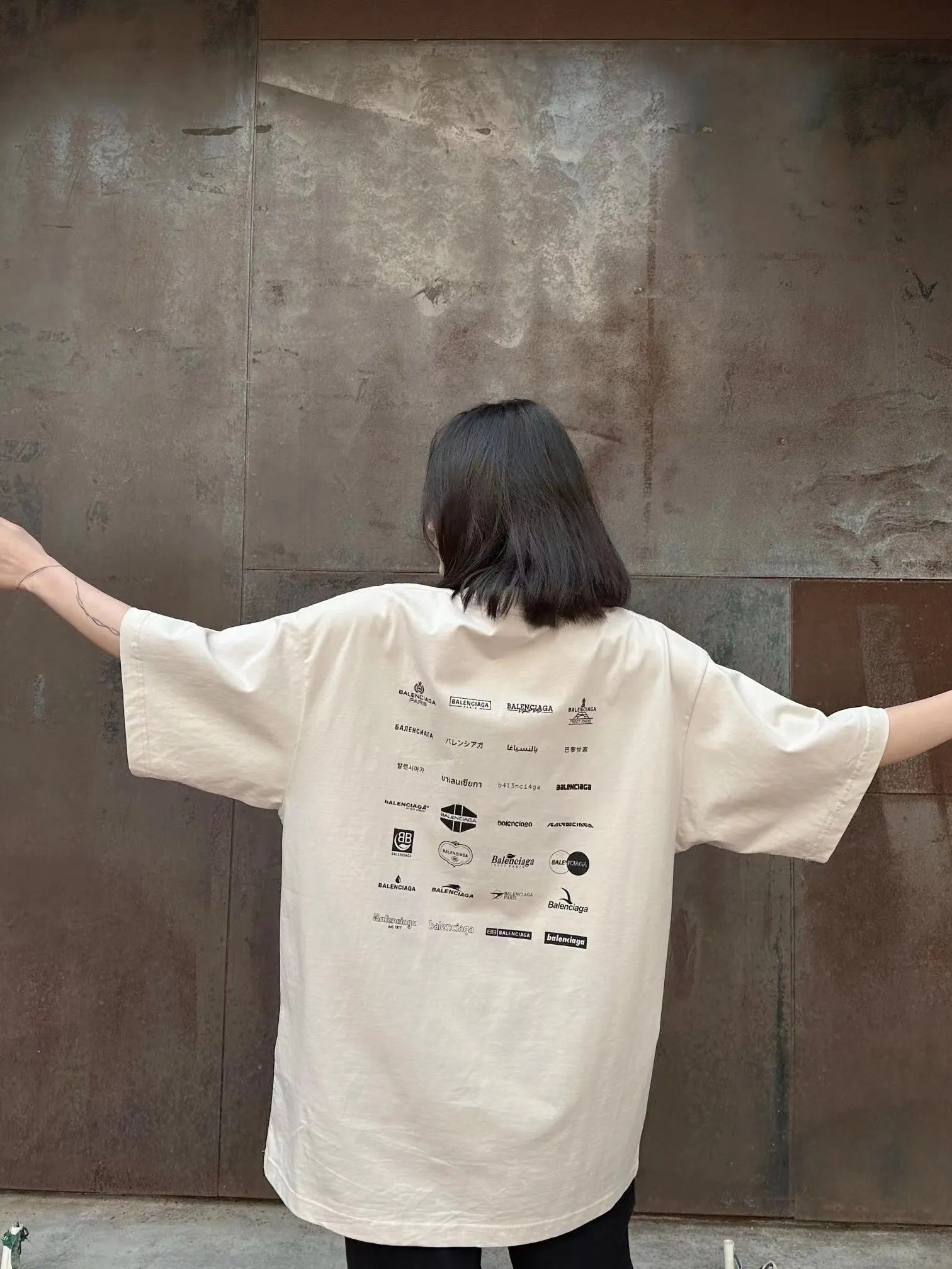 Balenciaga 米白 純棉 Logo 短袖T恤(數字8) Balenciaga 米白 純棉 Logo 短袖T恤(數字8)