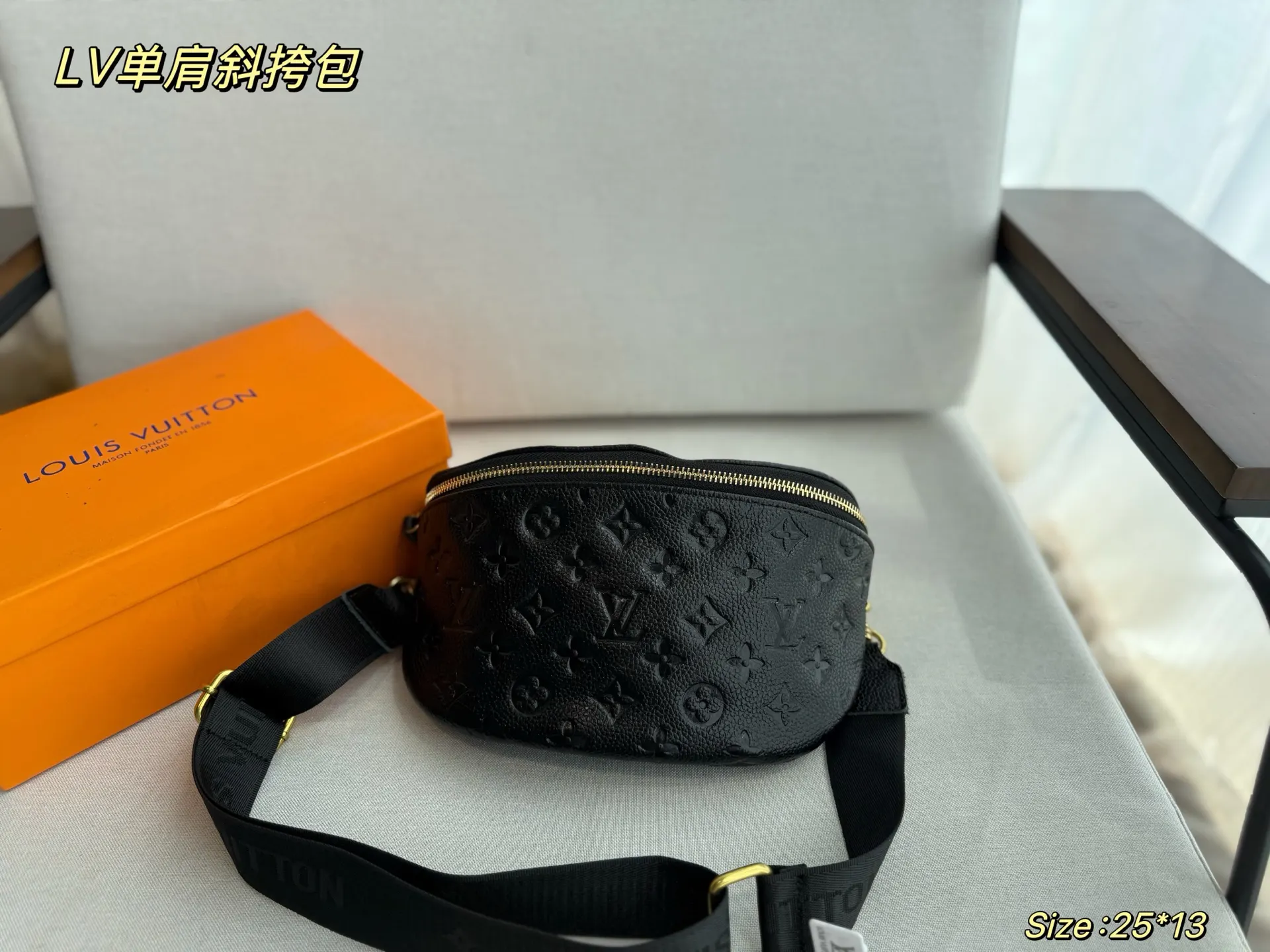 LV 黑色 装 Bu ag全皮压花黑色 最近 火的Bum 斜挎包 轻便斜挎款