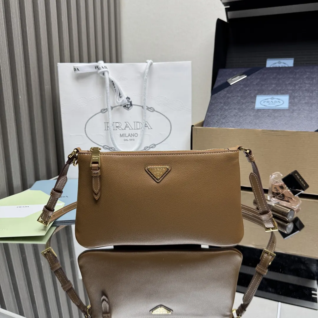 PRADA 牛皮 三角标 腋下包 日常通勤款