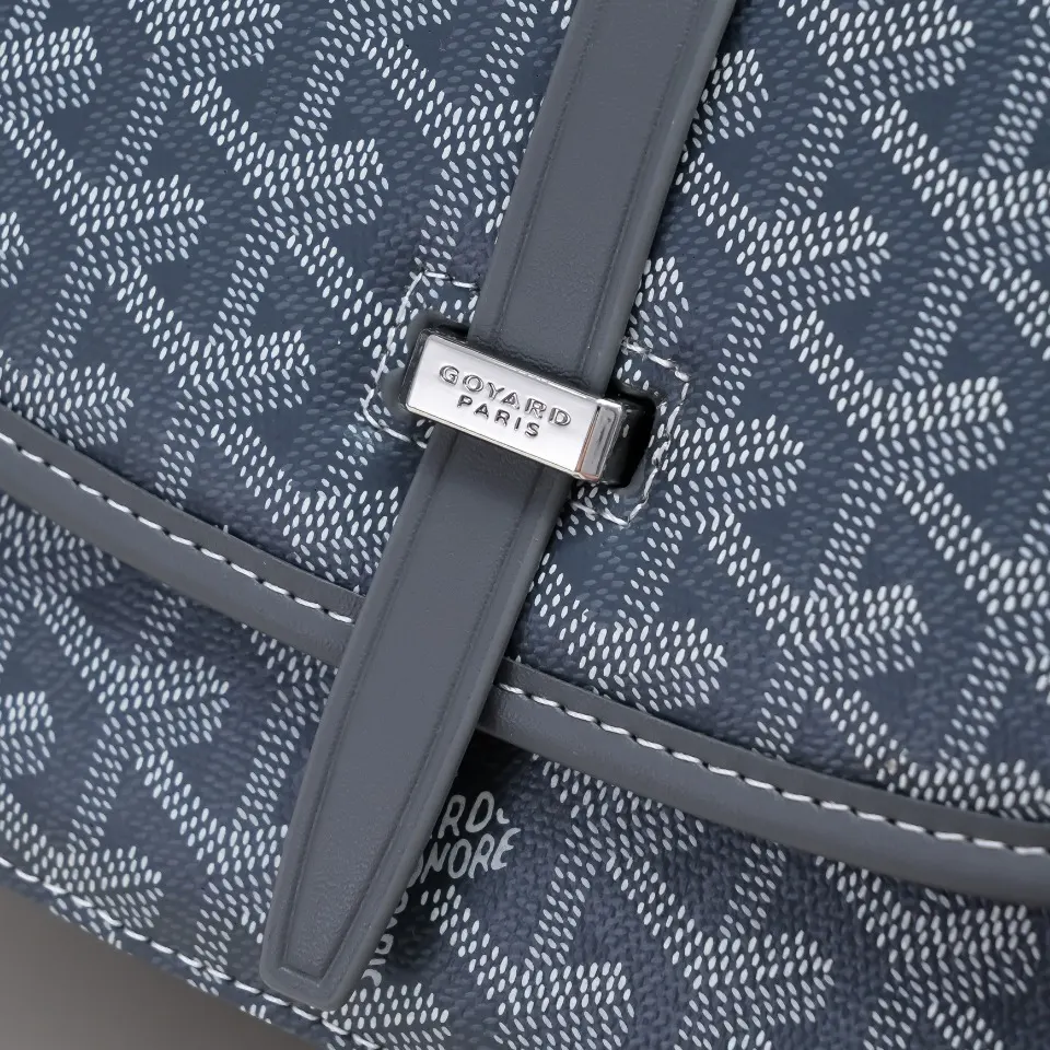 Goyard 灰色 皮质镶边以线条的方式凸显出包身轮廓 翻盖的皮质内衬亦 收纳包 旅行收纳款