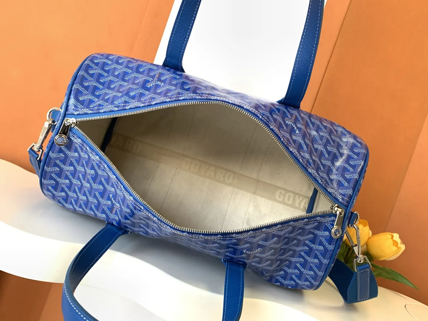 Goyard 侧边设有扣环 可以自行搭 中号背带进行肩背 旅行袋 大容量旅行款(數字9) Goyard 侧边设有扣环 可以自行搭 中号背带进行肩背 旅行袋 大容量旅行款(數字9)