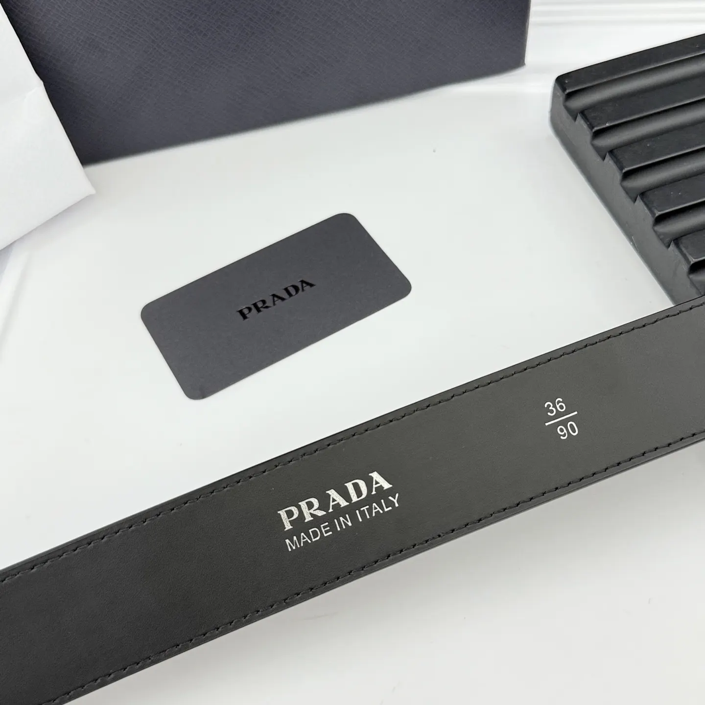 Prada Saffiano 皮革 三角标 腰带