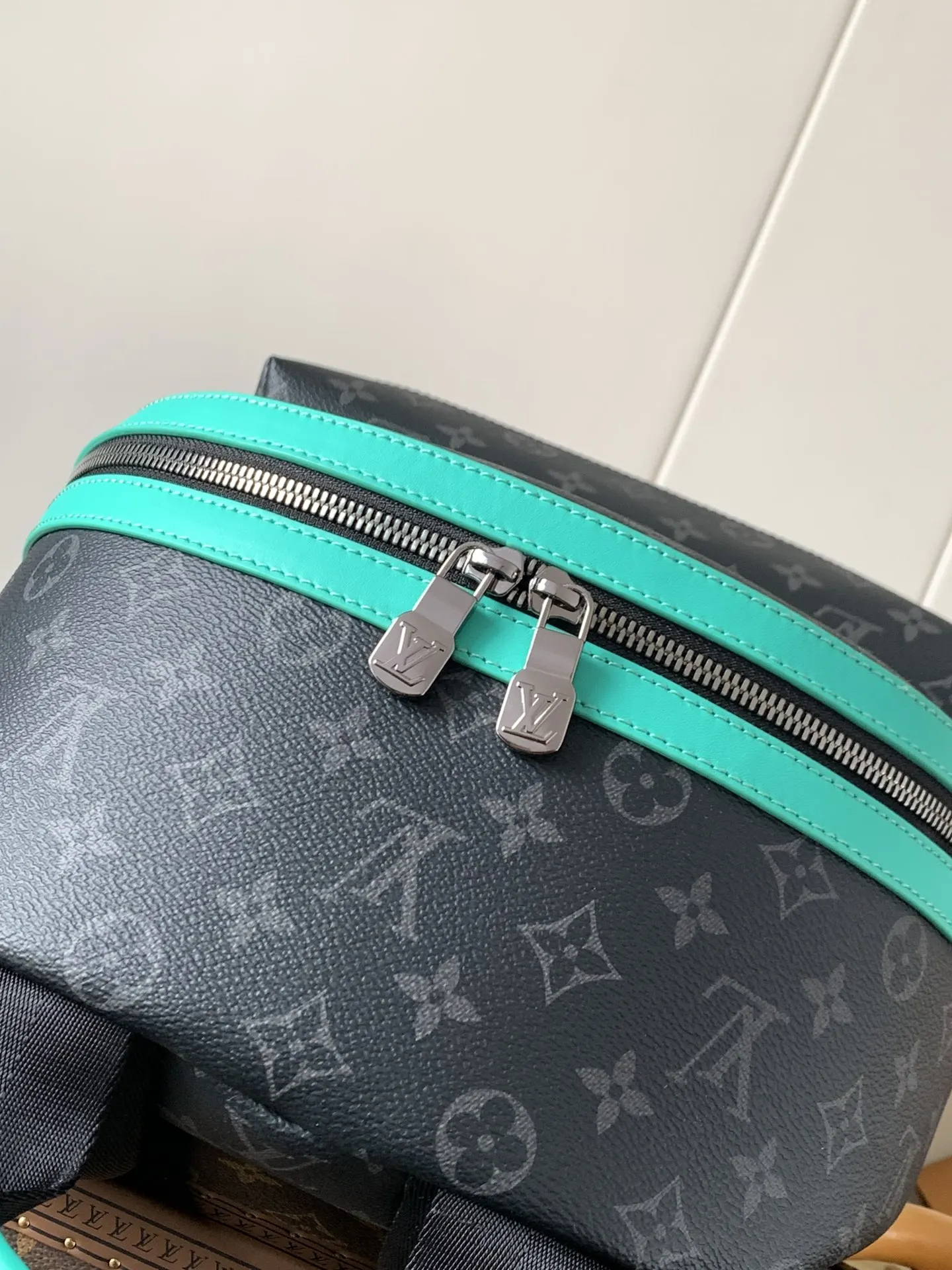 牛皮 外袋 拉链前袋和开口侧袋方便取放物品 内袋确保收納井 雙肩包 实用雙肩款