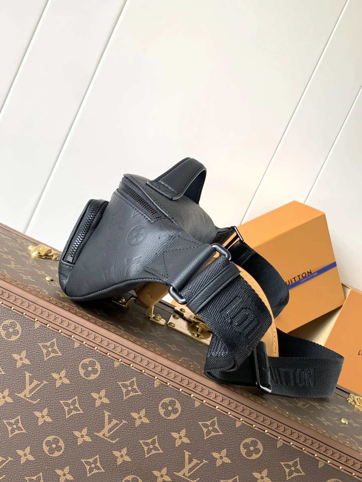 黑色 牛皮 贴身构型方便取放主隔层物品 可调节背带实现系腰 肩背 腰包 休闲腰包款