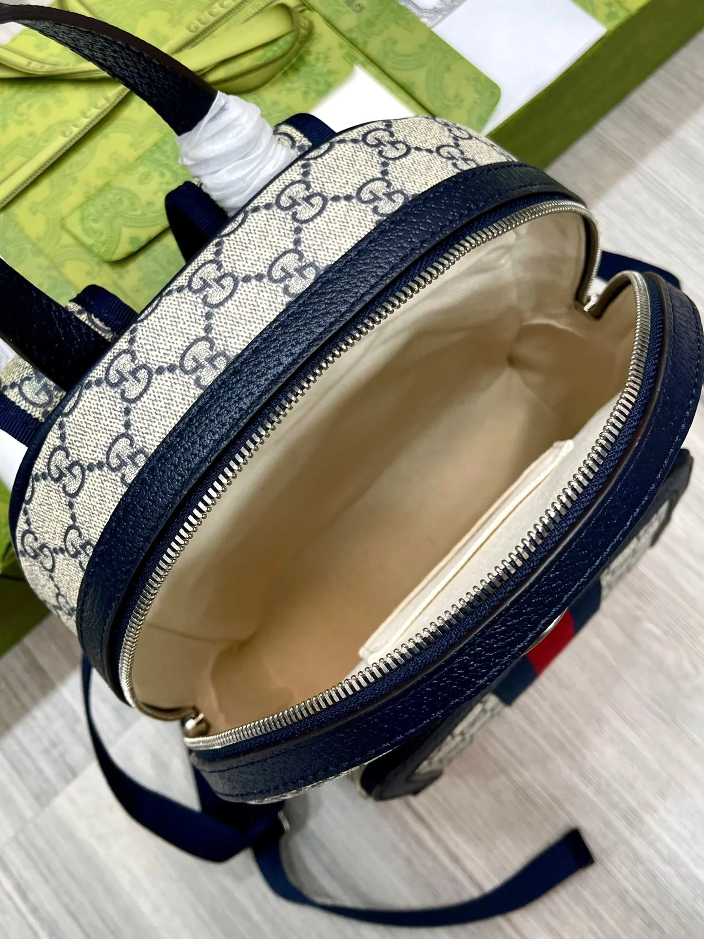 藍色 米色 帆布 在 爱的进行曲 全新时装系列中 品牌推出了藍色和米色 雙肩包 实用雙肩款(數字9) 藍色 米色 帆布 在 爱的进行曲 全新时装系列中 品牌推出了藍色和米色 雙肩包 实用雙肩款(數字9)