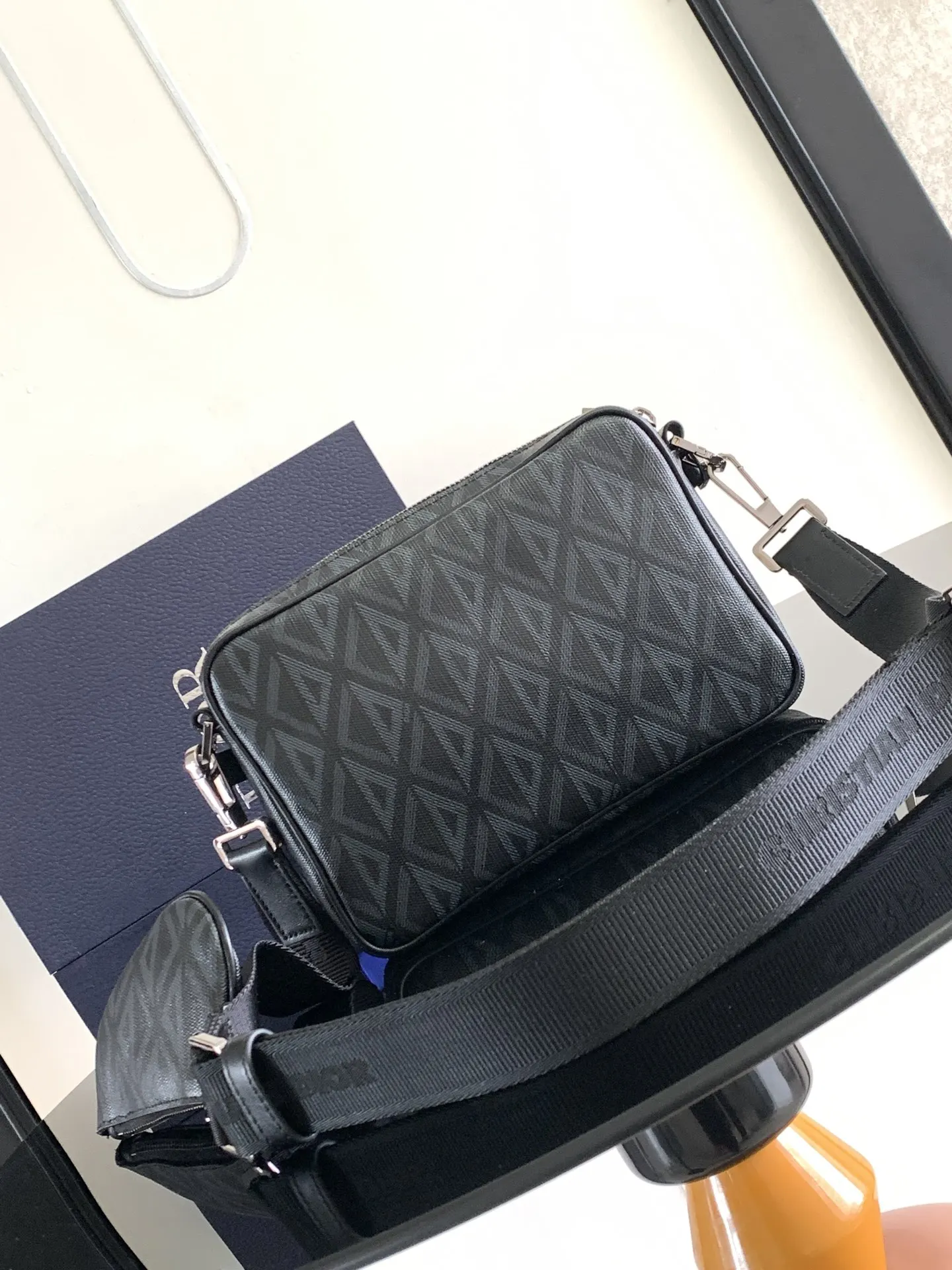 黑色 牛皮 三合一款式 设有一个拉链包 突显正面的马鞍手拿包和 精致手拿款