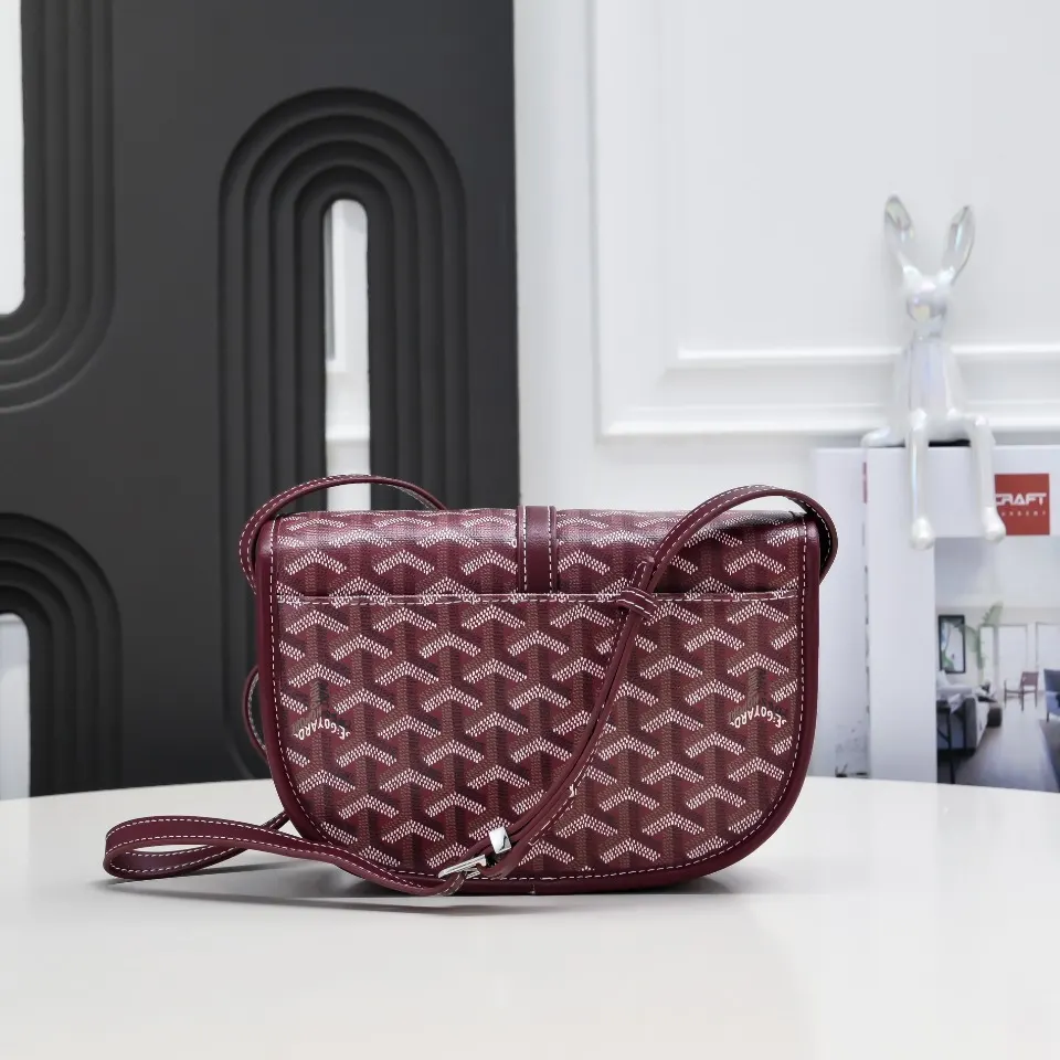 Goyard 酒红 皮质镶边以线条的方式凸显出包身轮廓 翻盖的皮质内衬亦 收纳包 旅行收纳款