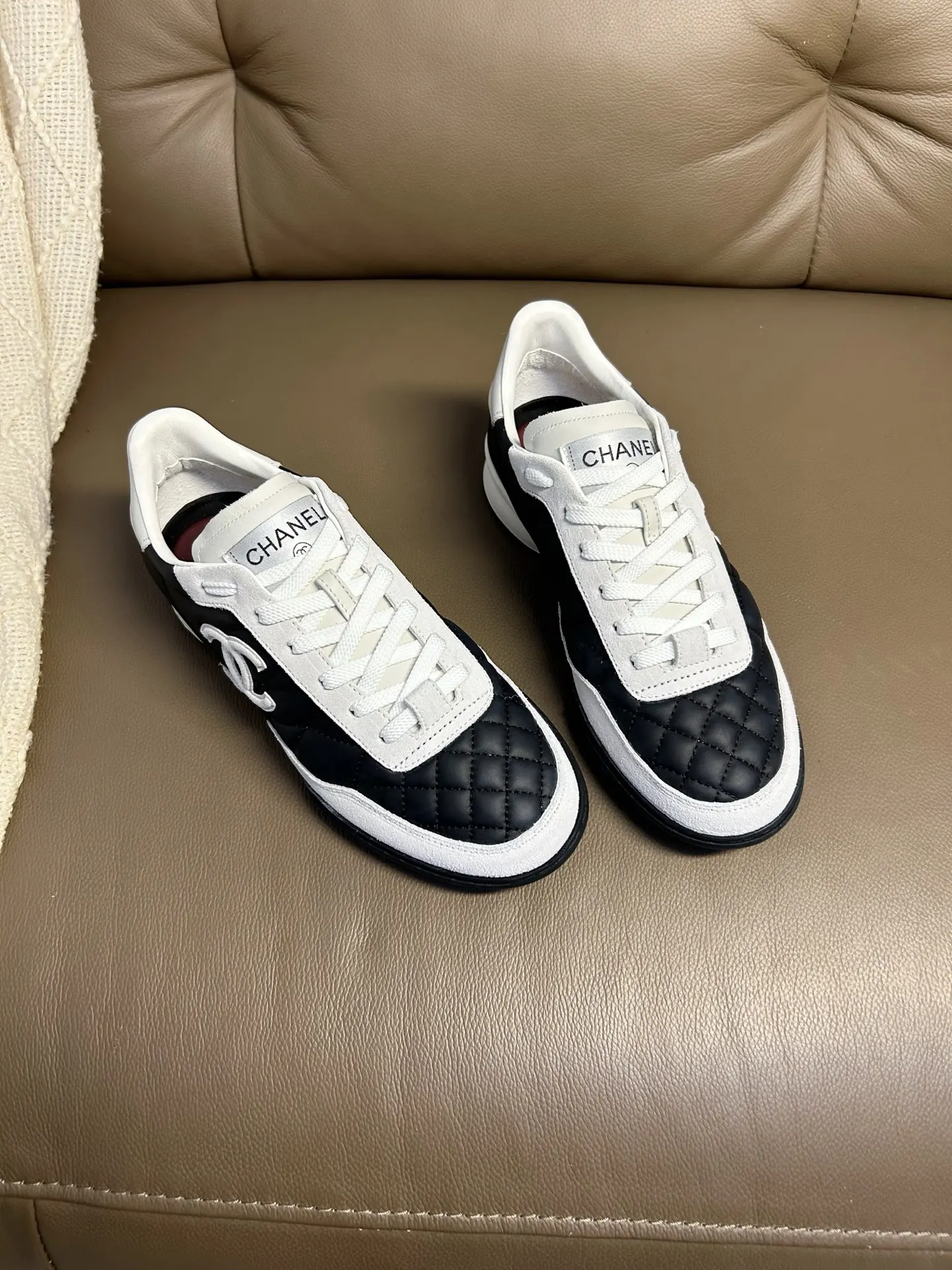 Chanel 米白拼色羊皮休闲鞋 日常运动