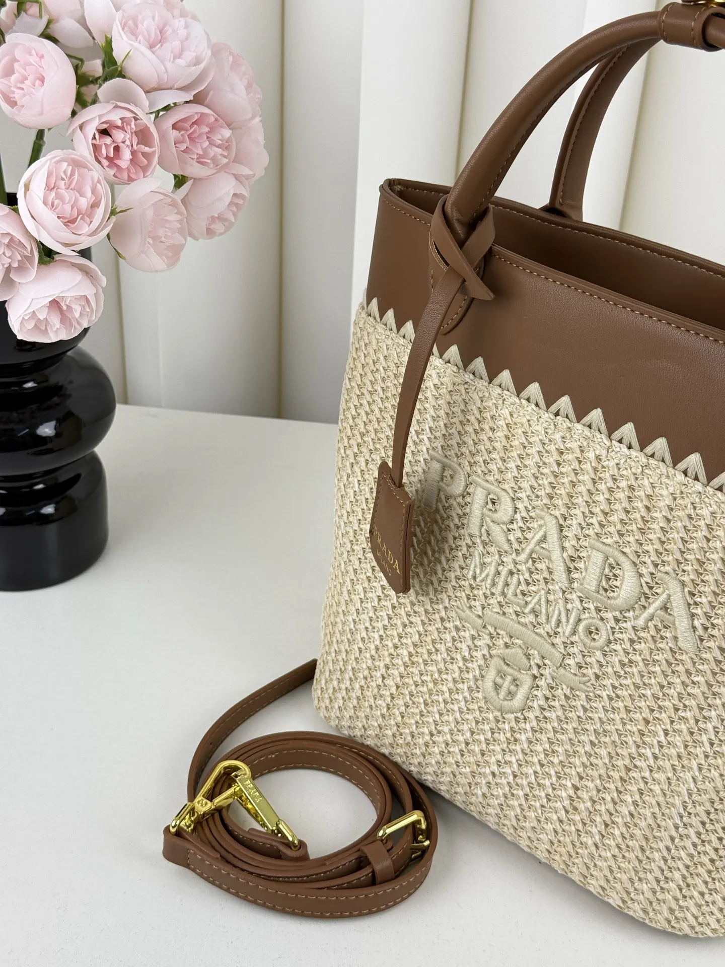 PRADA 购物袋 轻便实用款