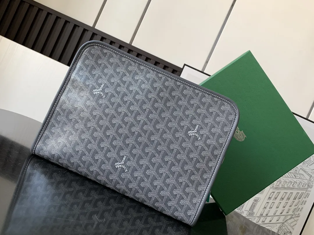 Goyard 灰色 其防水棉布衬里易于清洁 可通过其外部挂环将其挂在任何 化妆包 便携收纳款