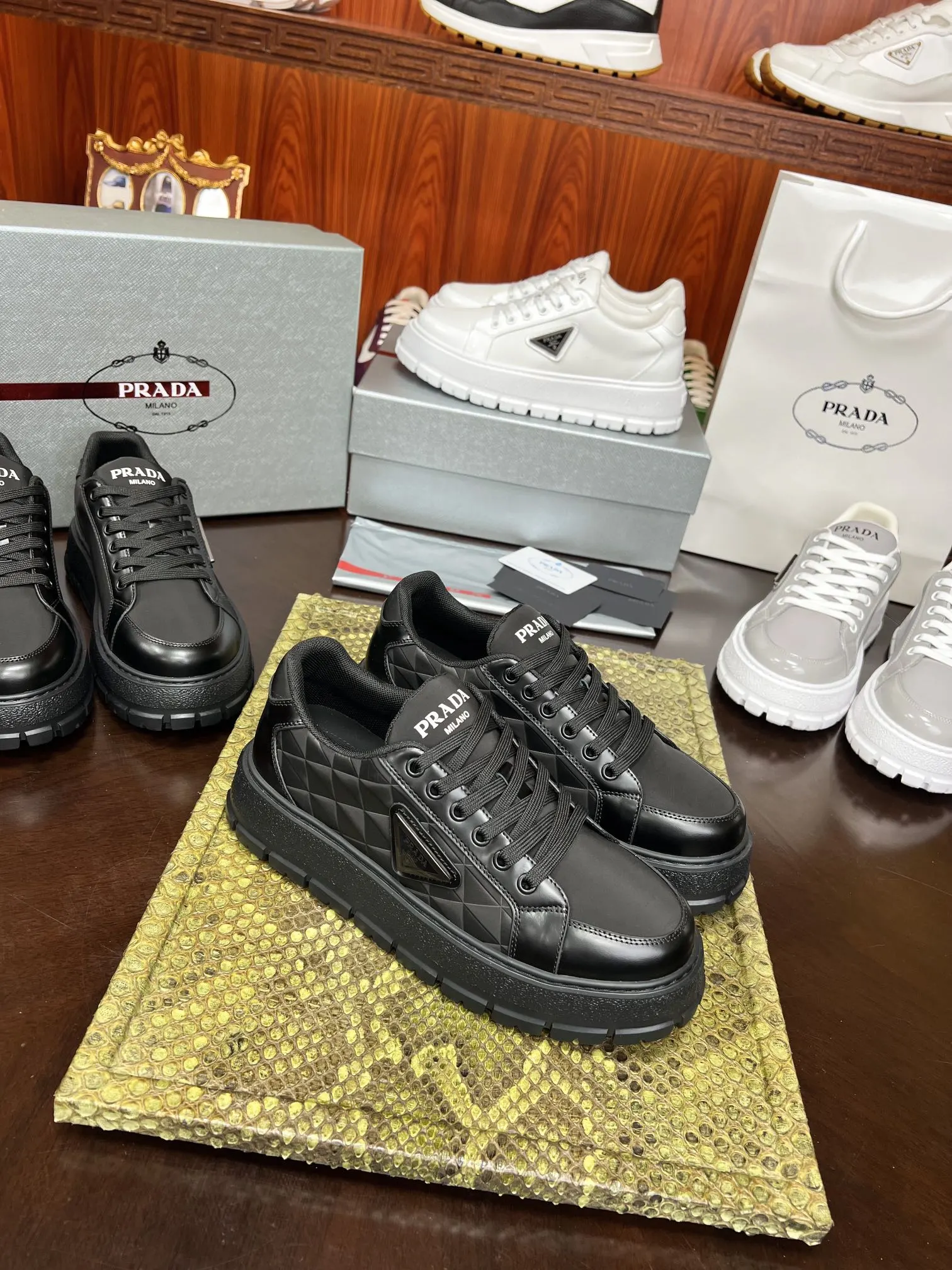 Prada 牛皮 休闲鞋 舒适