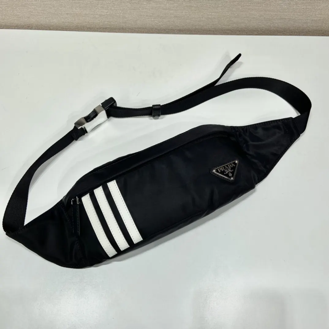 牛皮 显得格外新颖和休闲 上身效果非常棒 又可当胸包又 腰包 休闲腰包款