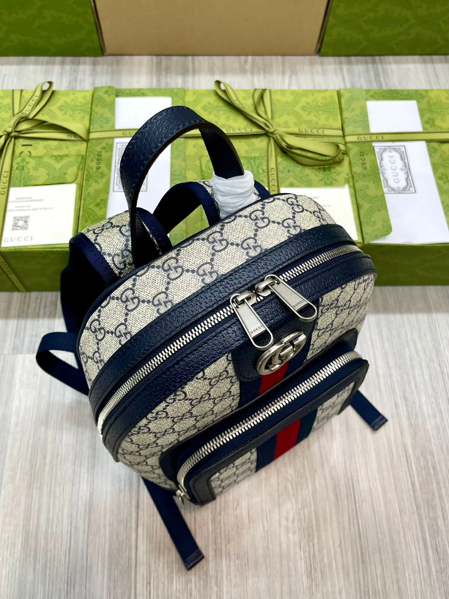 藍色 米色 帆布 在 爱的进行曲 全新时装系列中 品牌推出了藍色和米色 雙肩包 实用雙肩款