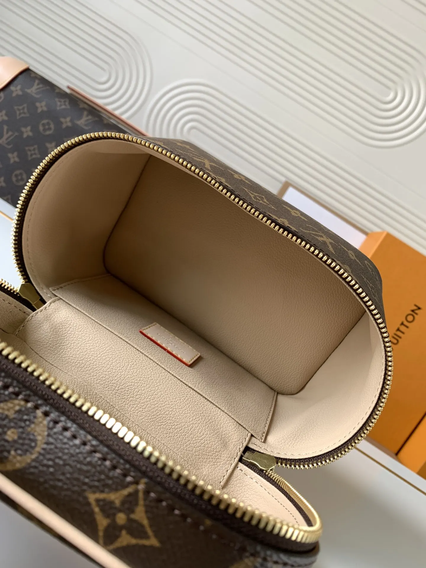 LV 老花 牛皮 手提包 通勤手提款(數字9) LV 老花 牛皮 手提包 通勤手提款(數字9)