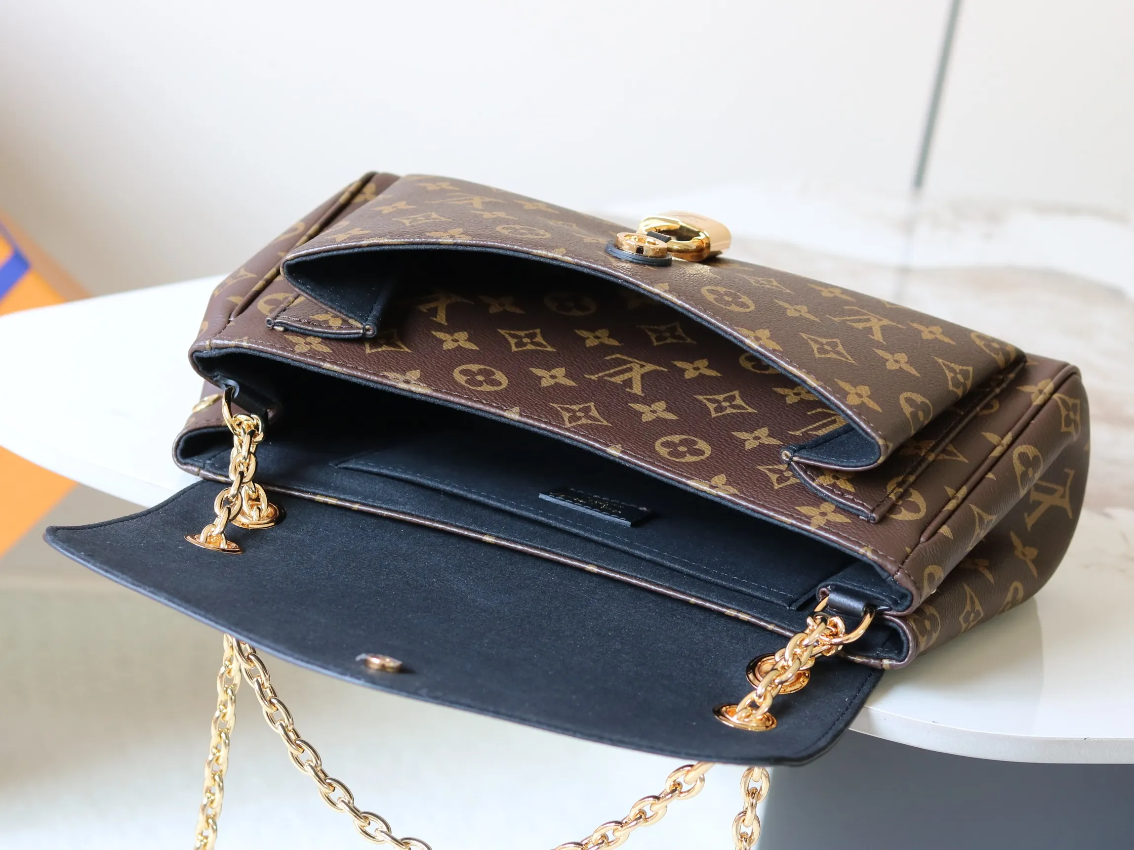 LV black and brown color scheme chain bag, shoulder crossbody model Image 8 LV black and brown color scheme chain bag, shoulder crossbody model Image 8