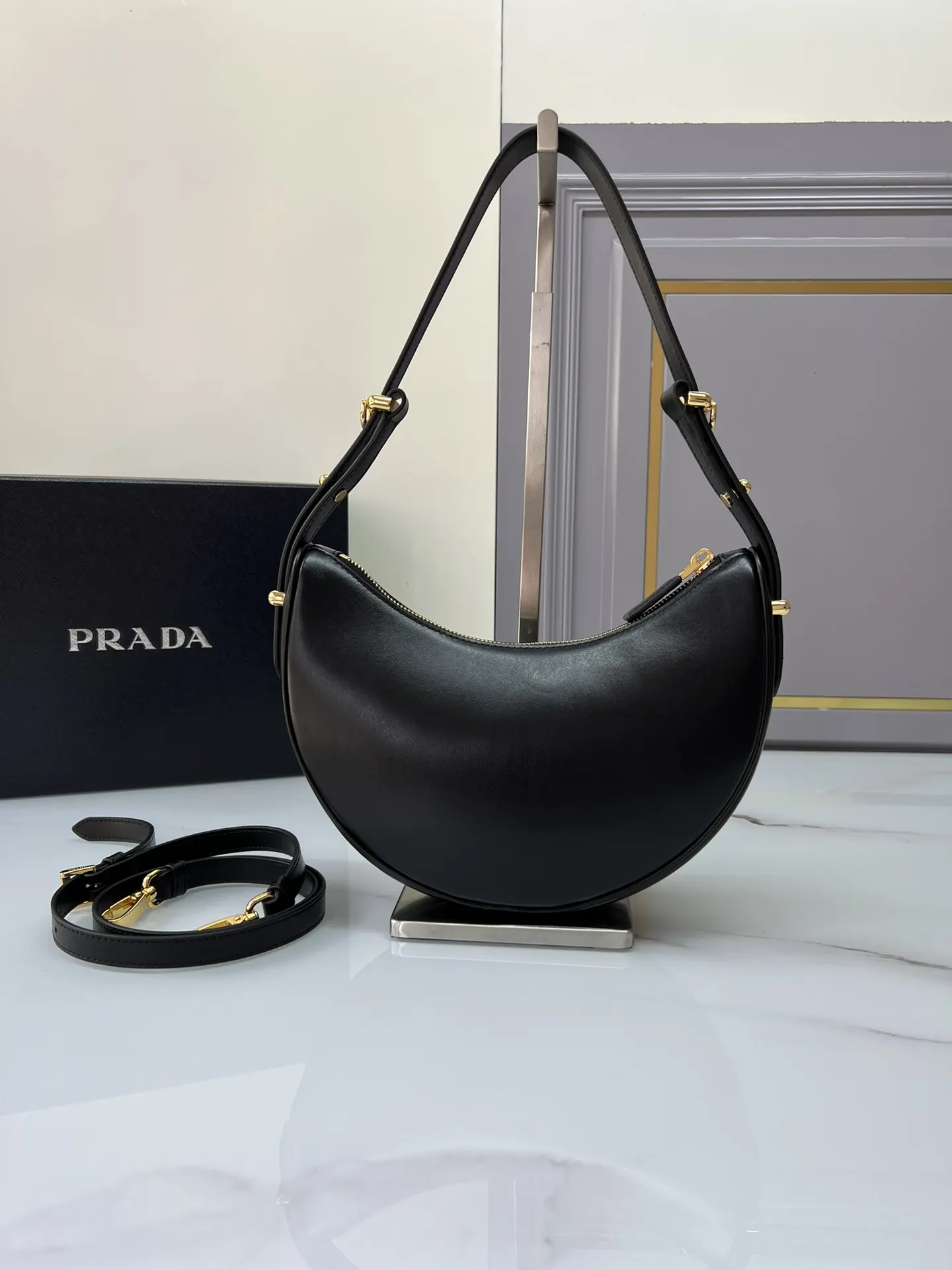 Prada 牛皮 羊皮 双肩背包 轻便实用