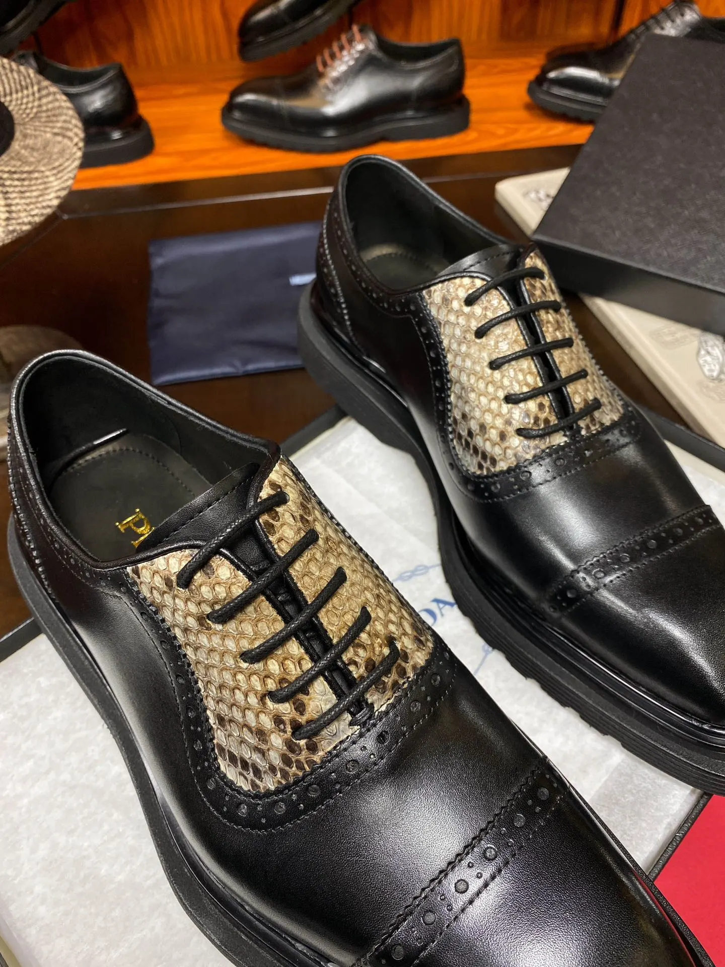 Prada 鳄鱼皮 牛皮 休闲鞋 舒適