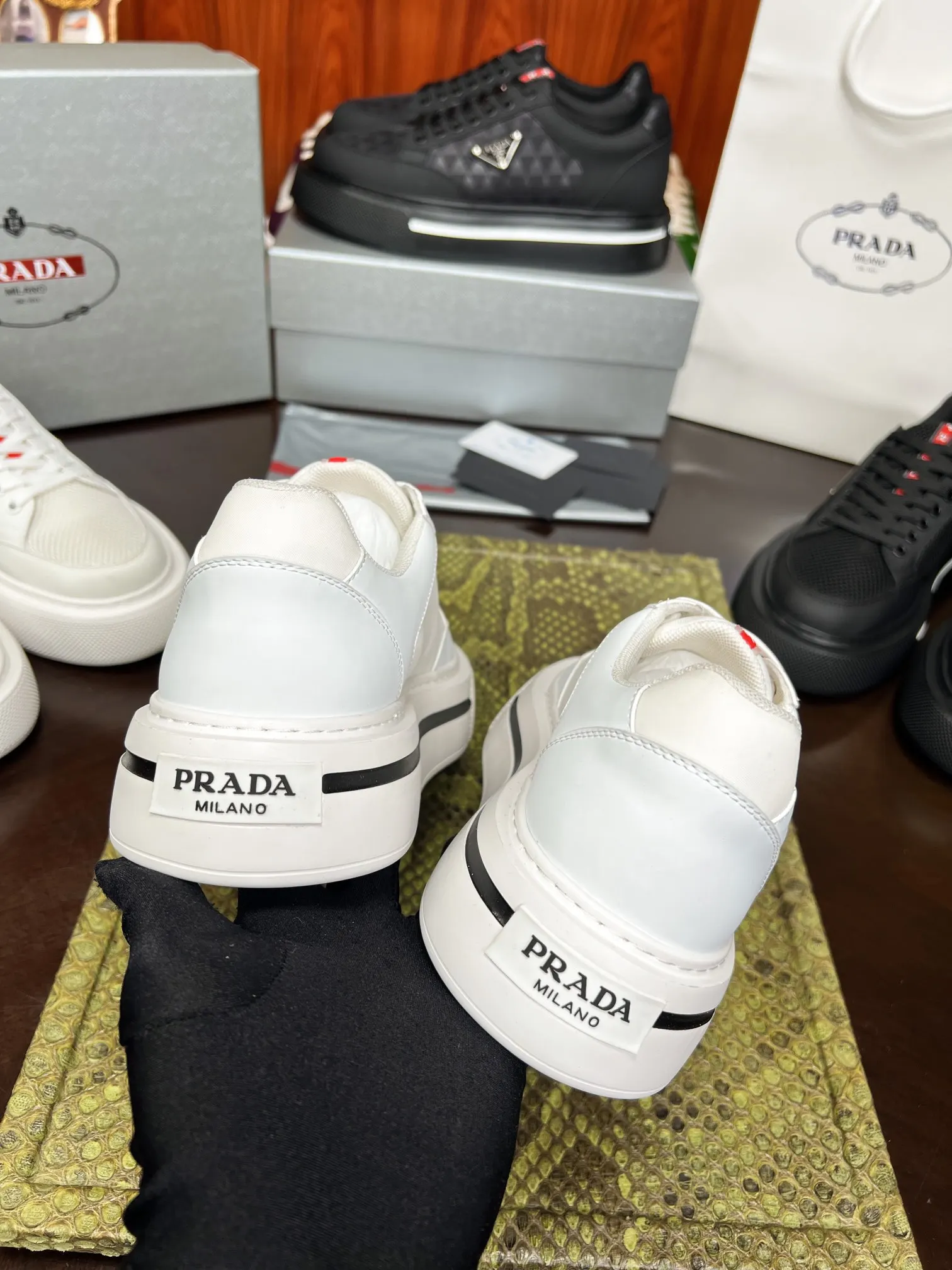 Prada 牛皮 休闲鞋 舒适