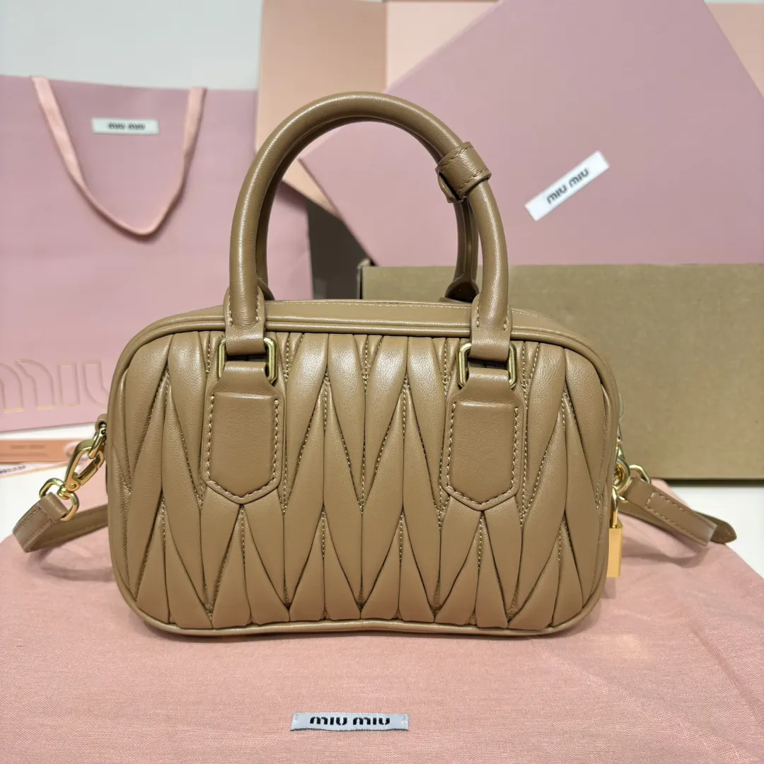 Miu 羊皮 斜挎包 轻便斜挎款