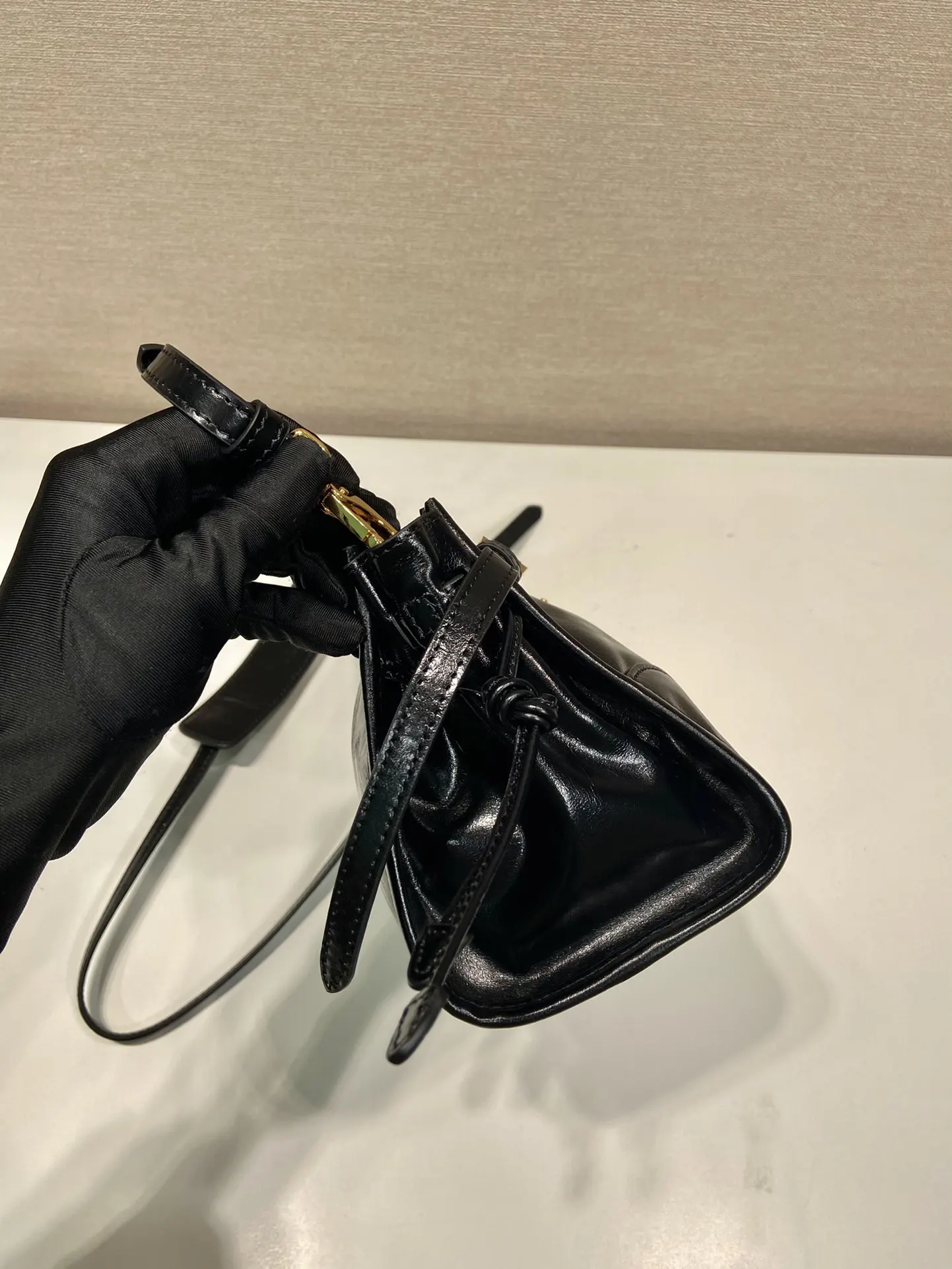 PRADA 斜挎包 日常通勤款