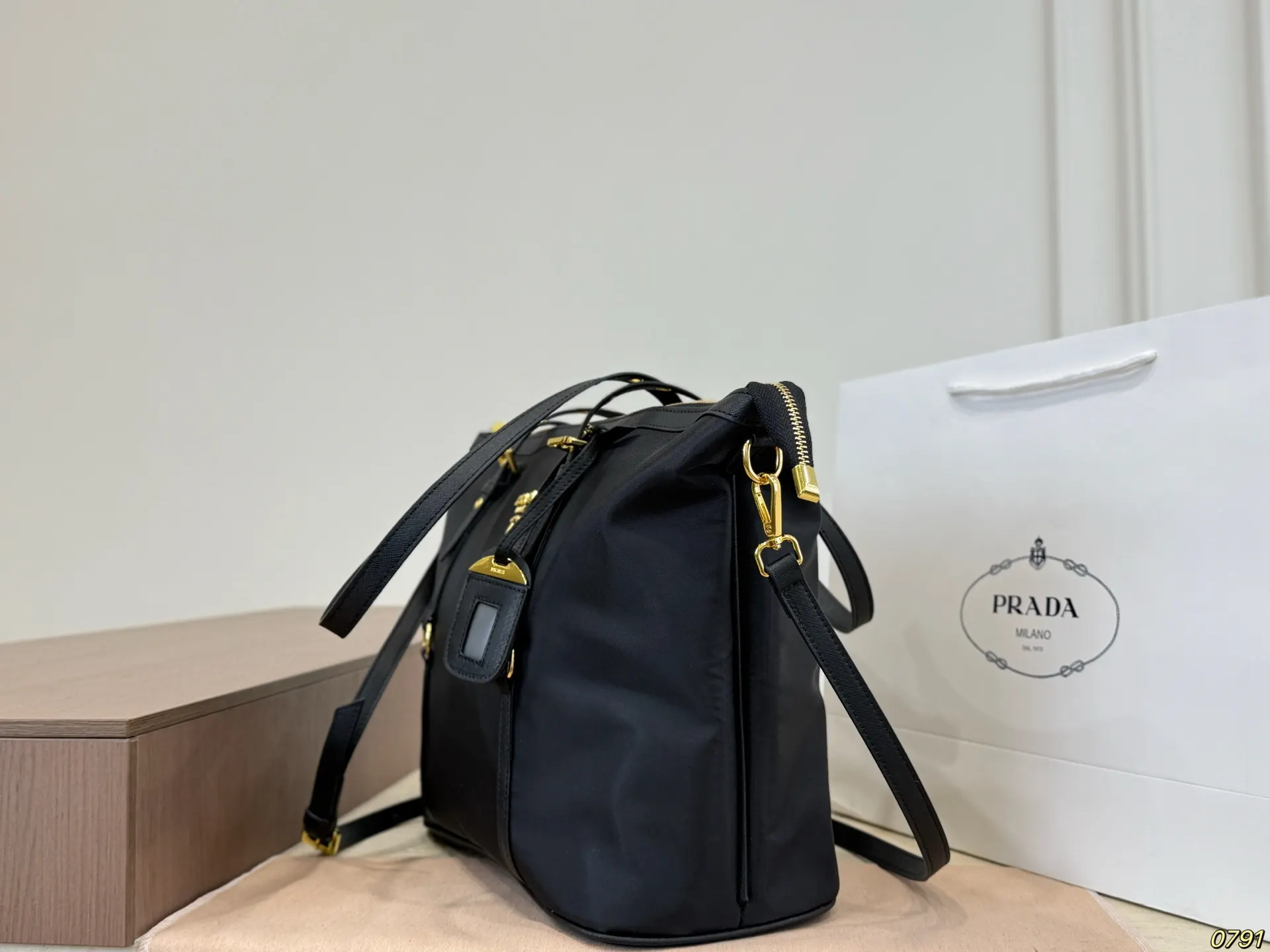 Prada 托特包 質感很高級 容量 大也很耐用 日 大容量托特款