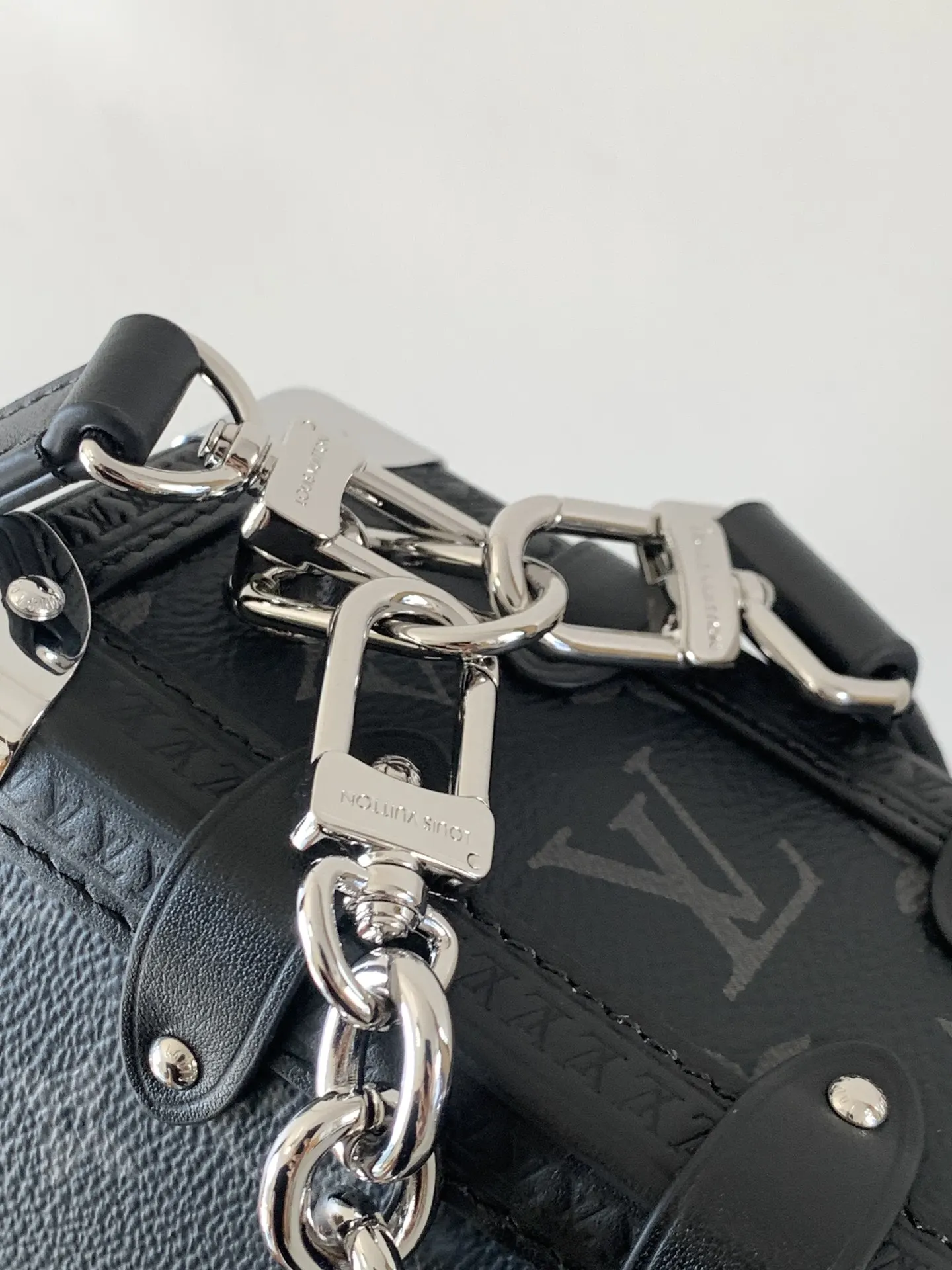 牛皮 柔软廓形囊括充裕空间 lock 锁扣 硬箱包角和 链条包 精致链条款