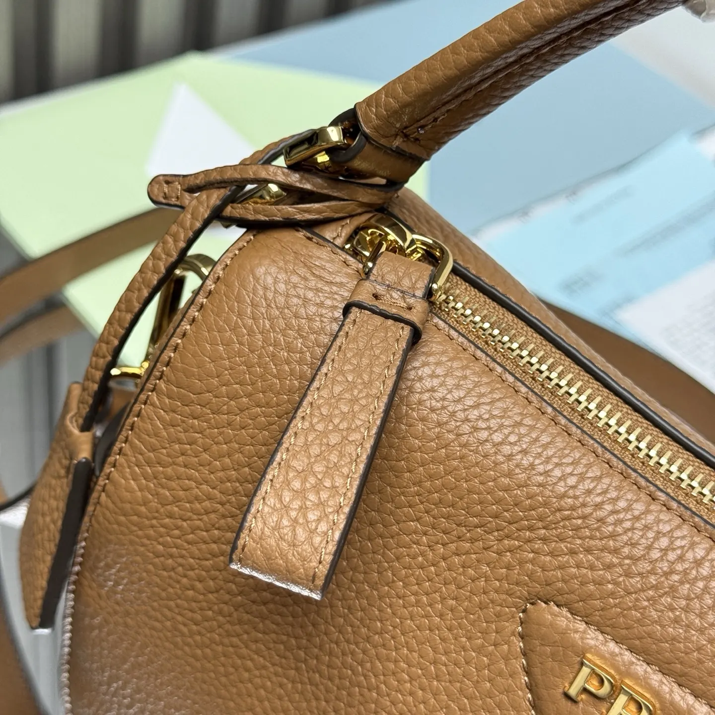 Prada 金色 皮革 斜挎包