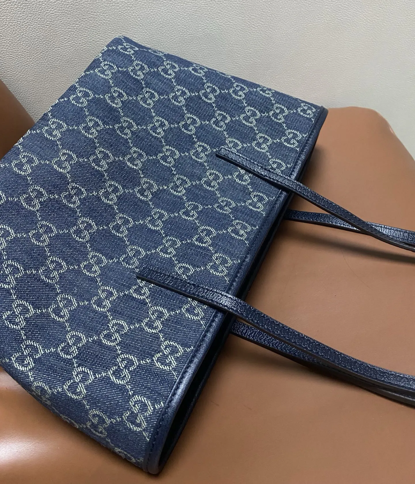 Gucci 帆布 GG涂层帆布与织带的搭 为精致的造型增添了标志性的点 托特包 大容量托特款