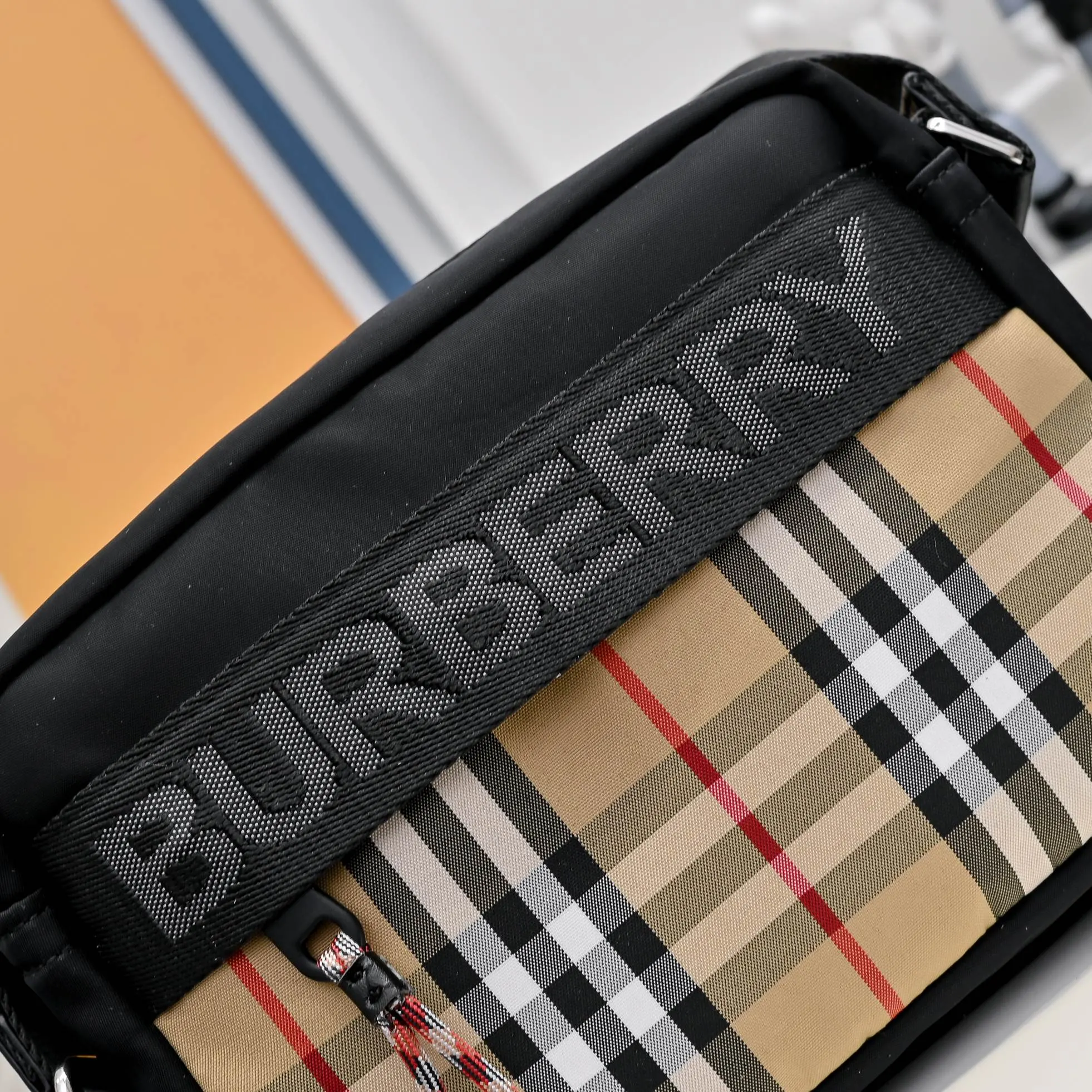 Burberry 帆布 斜挎包 轻便斜挎款