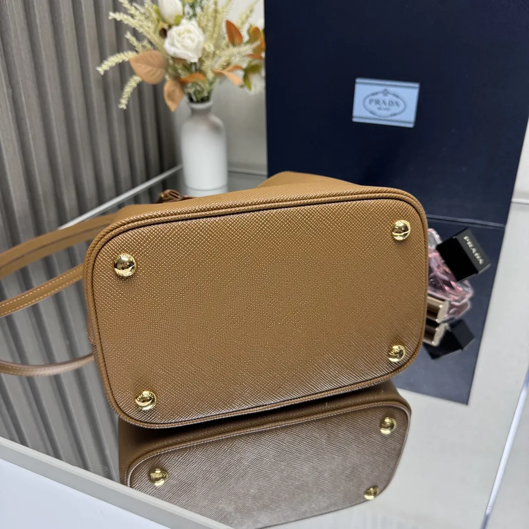 Prada Saffiano 皮革 三角标 水桶包